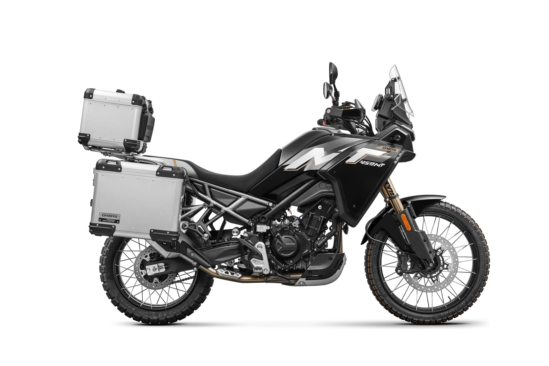 CFMoto sube el listón con la 450MT 2026: Ahora de serie con escape Akrapovič y Rally Pack