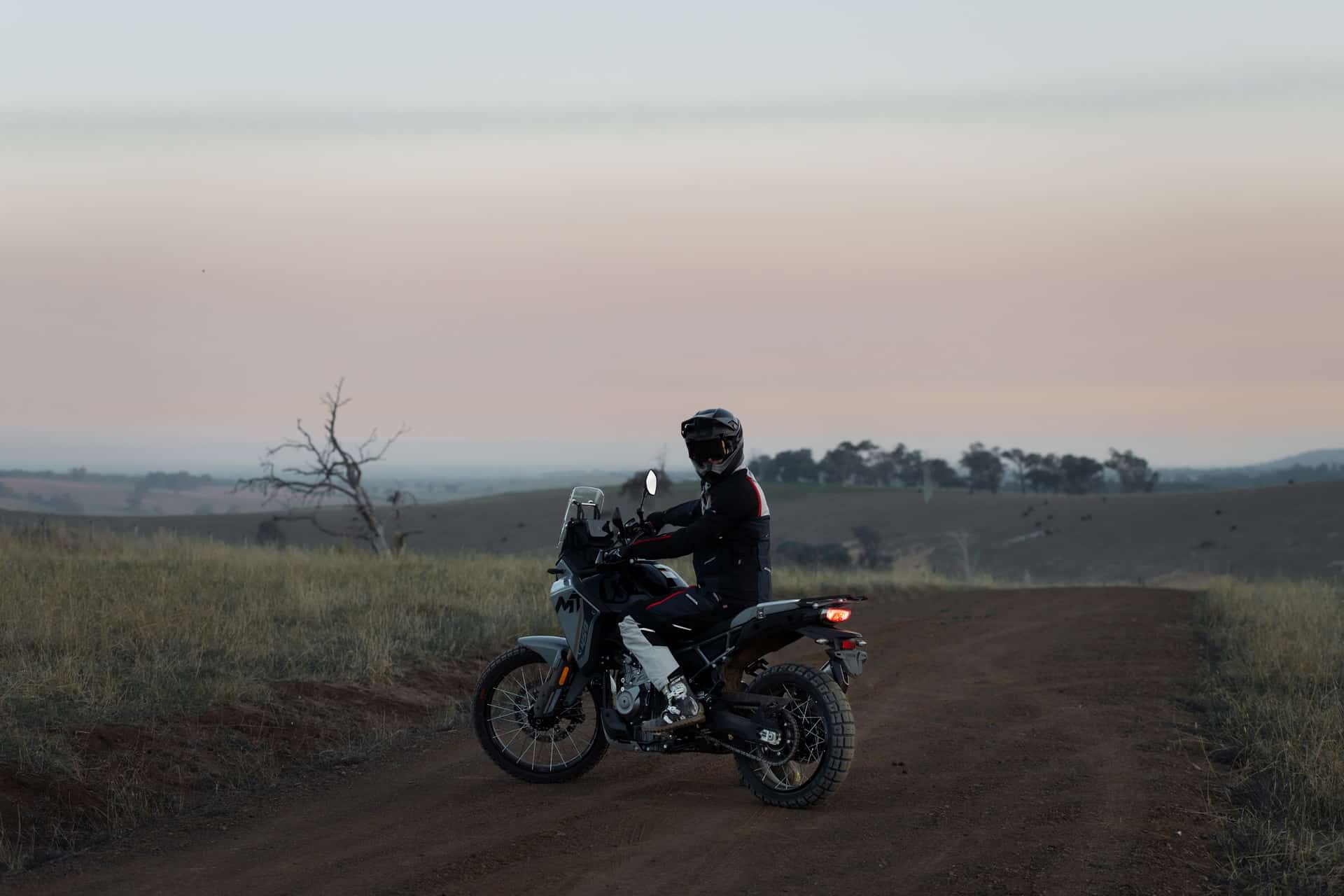 CFMoto sube el listón con la 450MT 2026: Ahora de serie con escape Akrapovič y Rally Pack