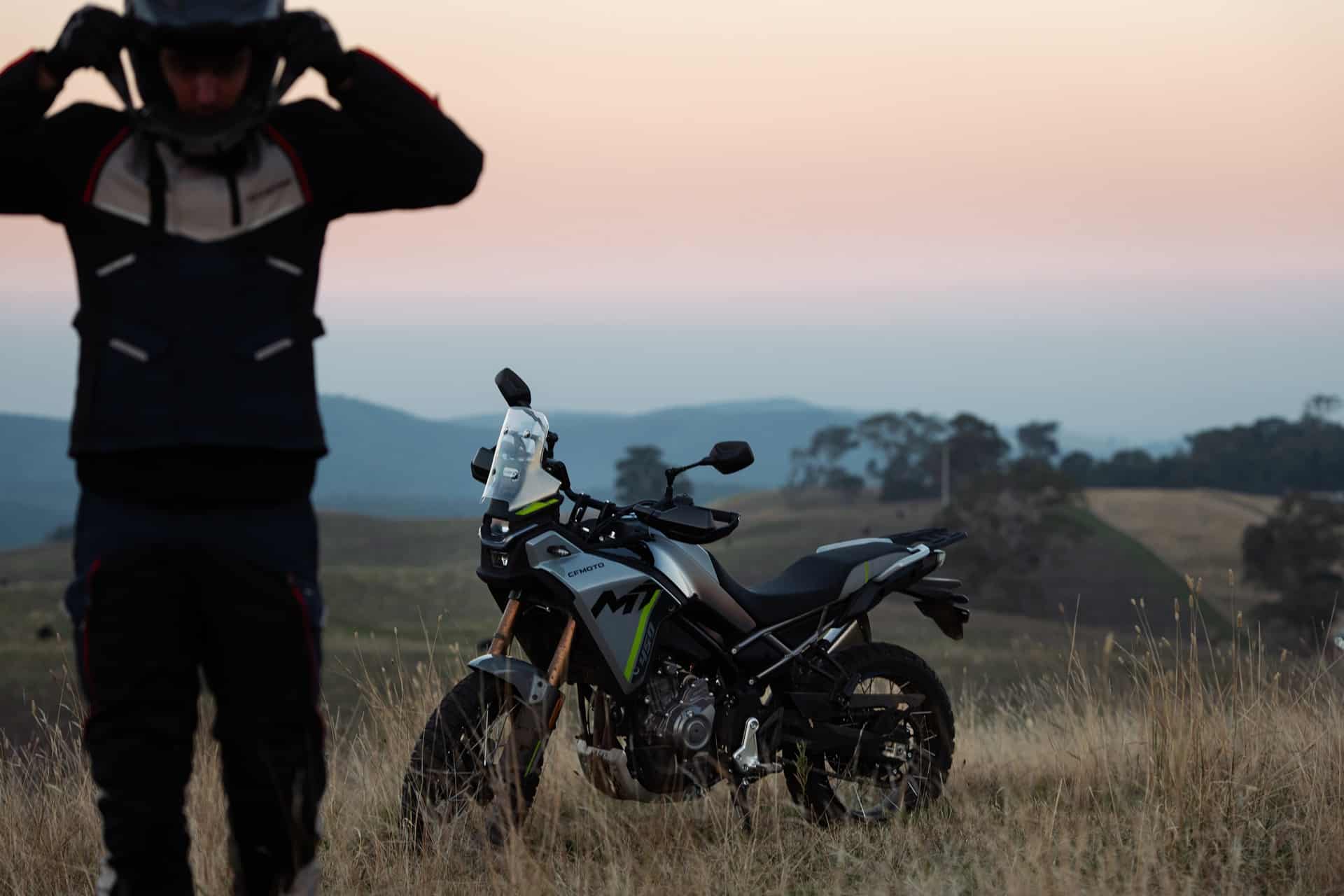 CFMoto sube el listón con la 450MT 2026: Ahora de serie con escape Akrapovič y Rally Pack