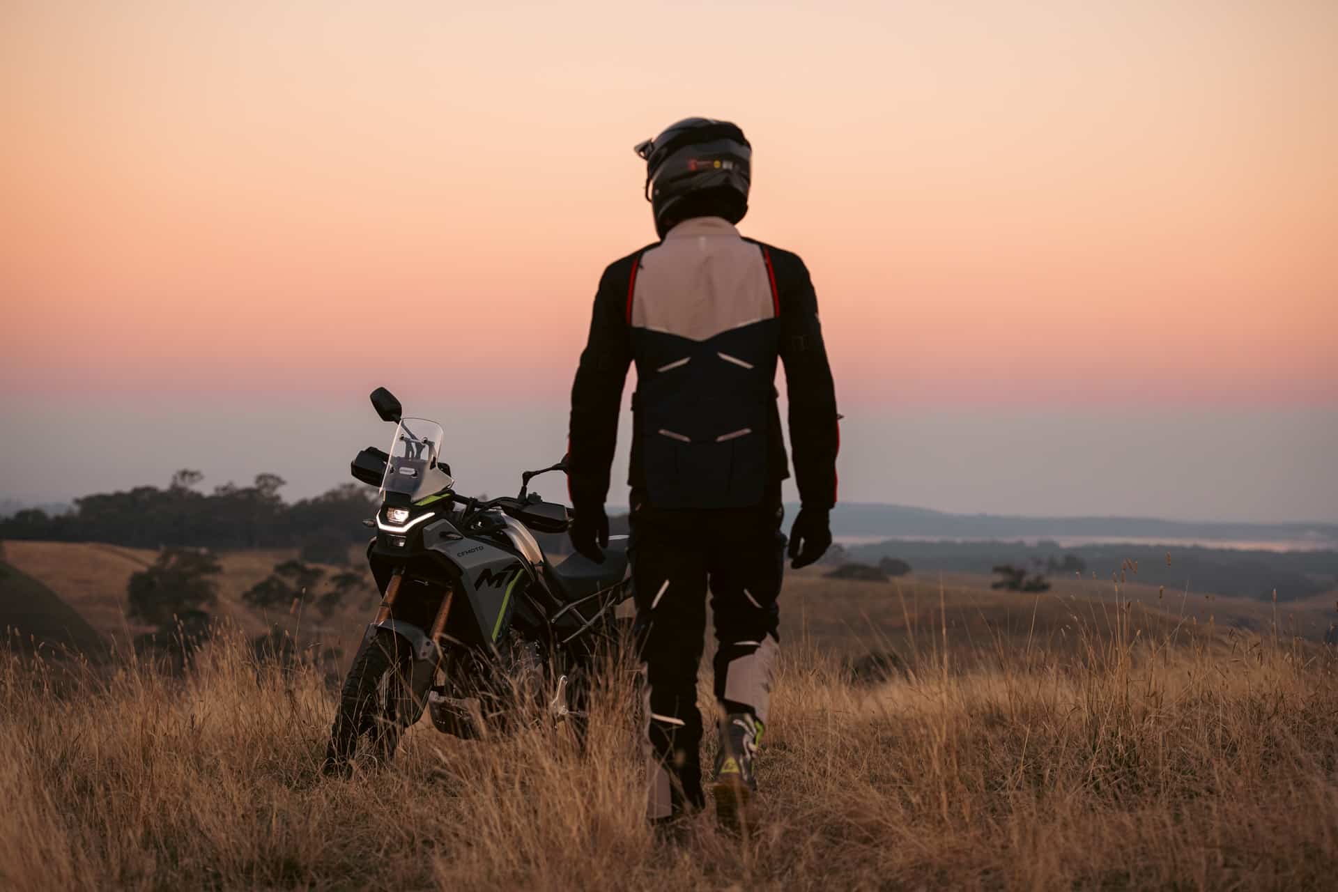 CFMoto sube el listón con la 450MT 2026: Ahora de serie con escape Akrapovič y Rally Pack