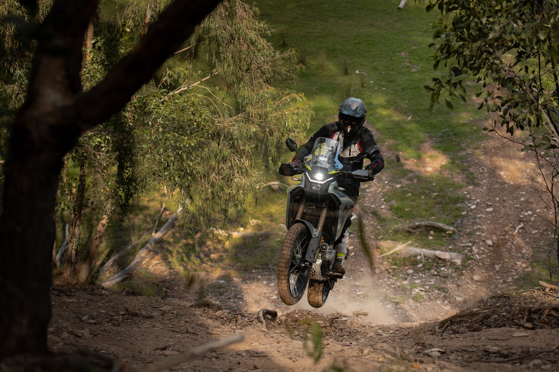 CFMoto sube el listón con la 450MT 2026: Ahora de serie con escape Akrapovič y Rally Pack