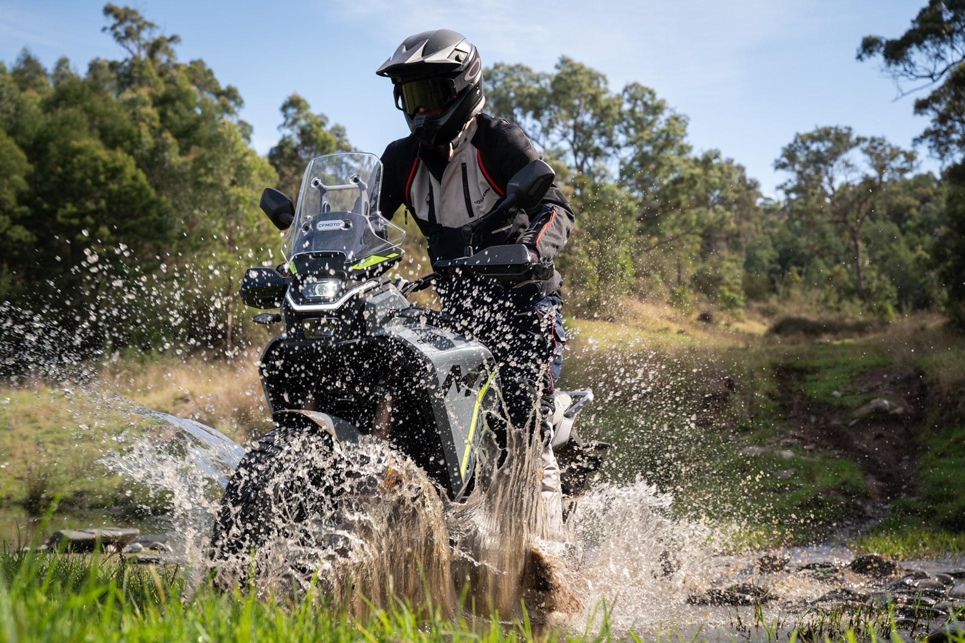 CFMoto sube el listón con la 450MT 2026: Ahora de serie con escape Akrapovič y Rally Pack