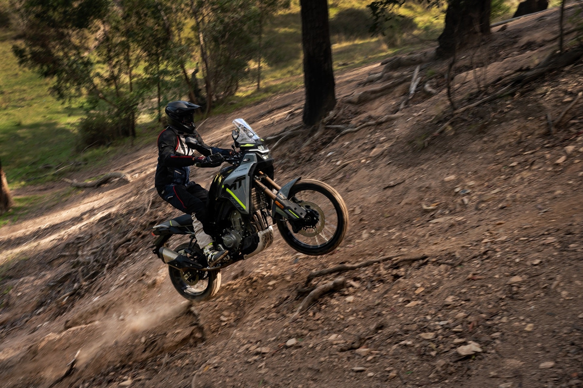 CFMoto sube el listón con la 450MT 2026: Ahora de serie con escape Akrapovič y Rally Pack