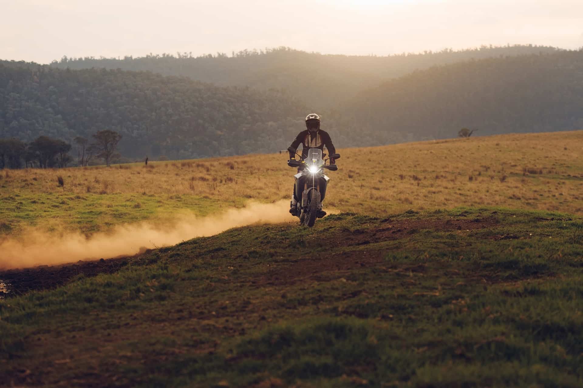 CFMoto sube el listón con la 450MT 2026: Ahora de serie con escape Akrapovič y Rally Pack