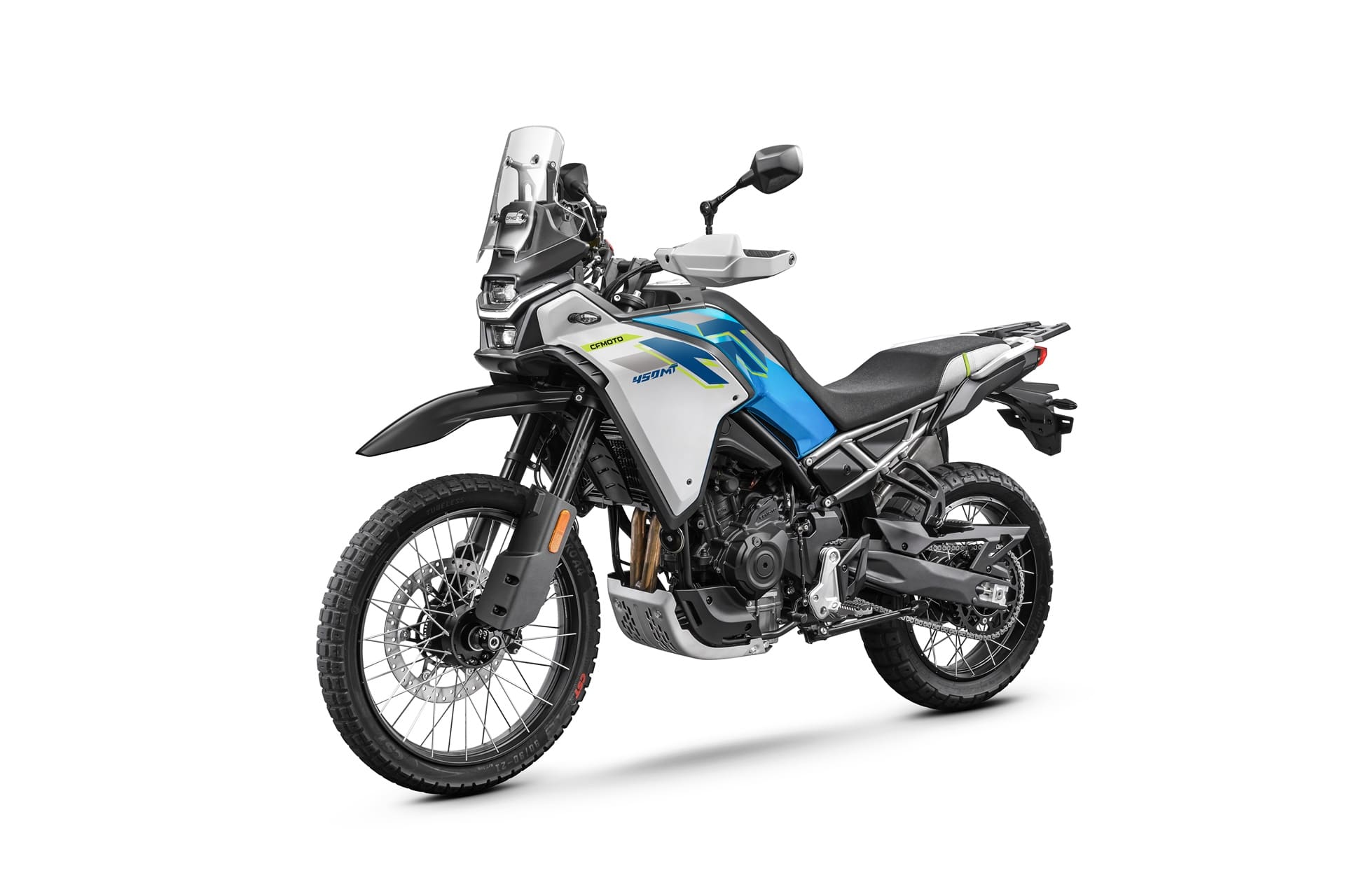 CFMoto sube el listón con la 450MT 2026: Ahora de serie con escape Akrapovič y Rally Pack