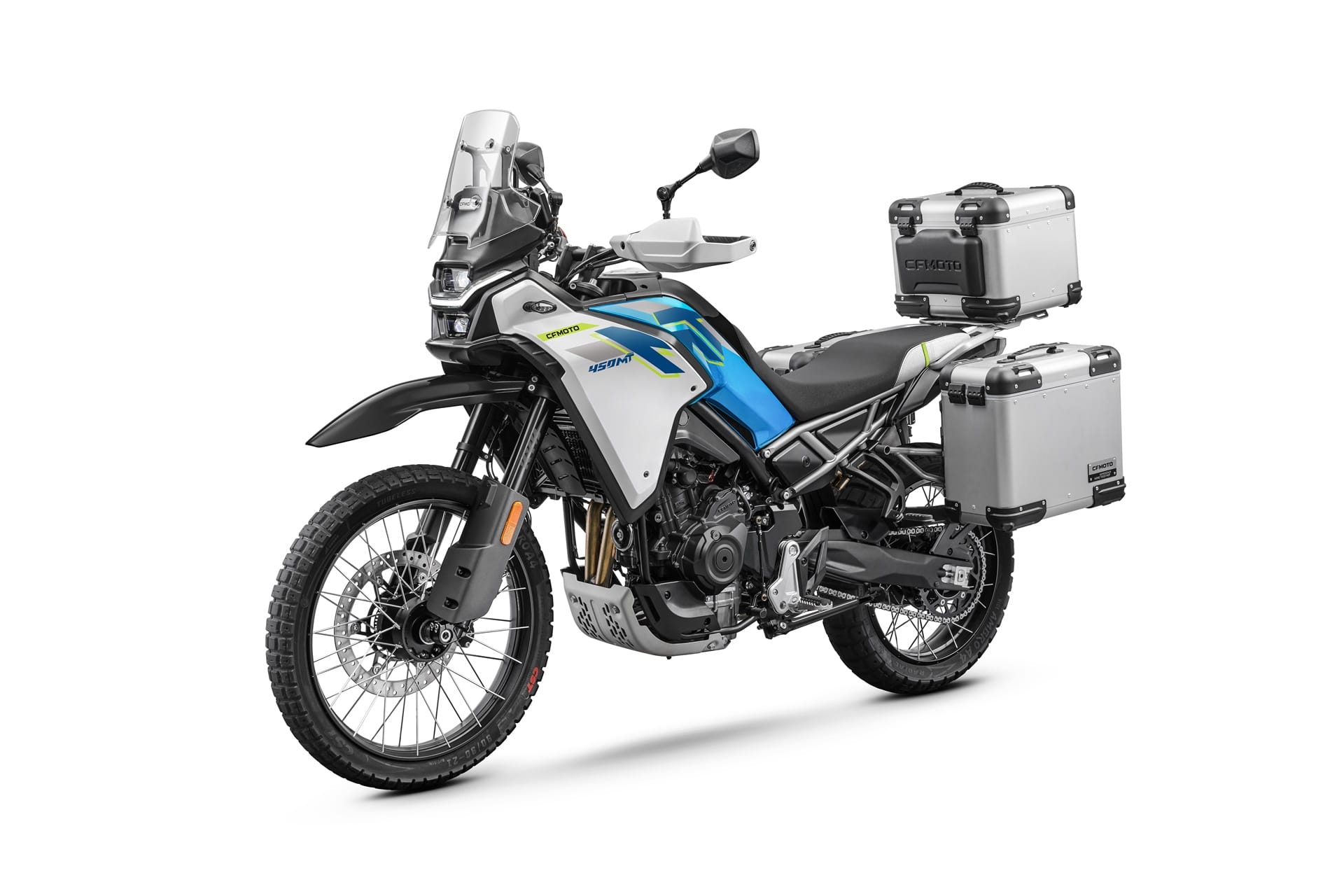 CFMoto sube el listón con la 450MT 2026: Ahora de serie con escape Akrapovič y Rally Pack