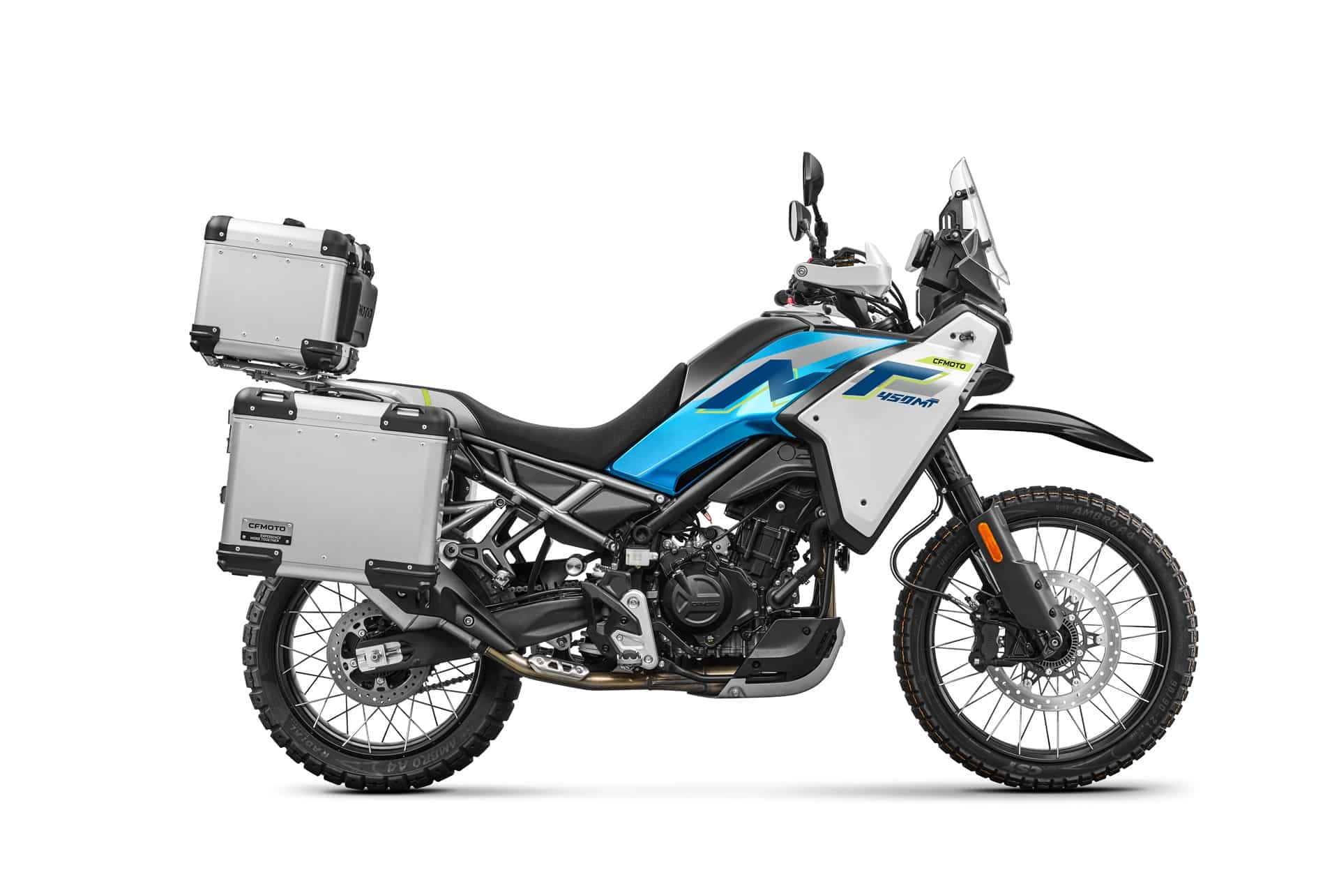 CFMoto sube el listón con la 450MT 2026: Ahora de serie con escape Akrapovič y Rally Pack