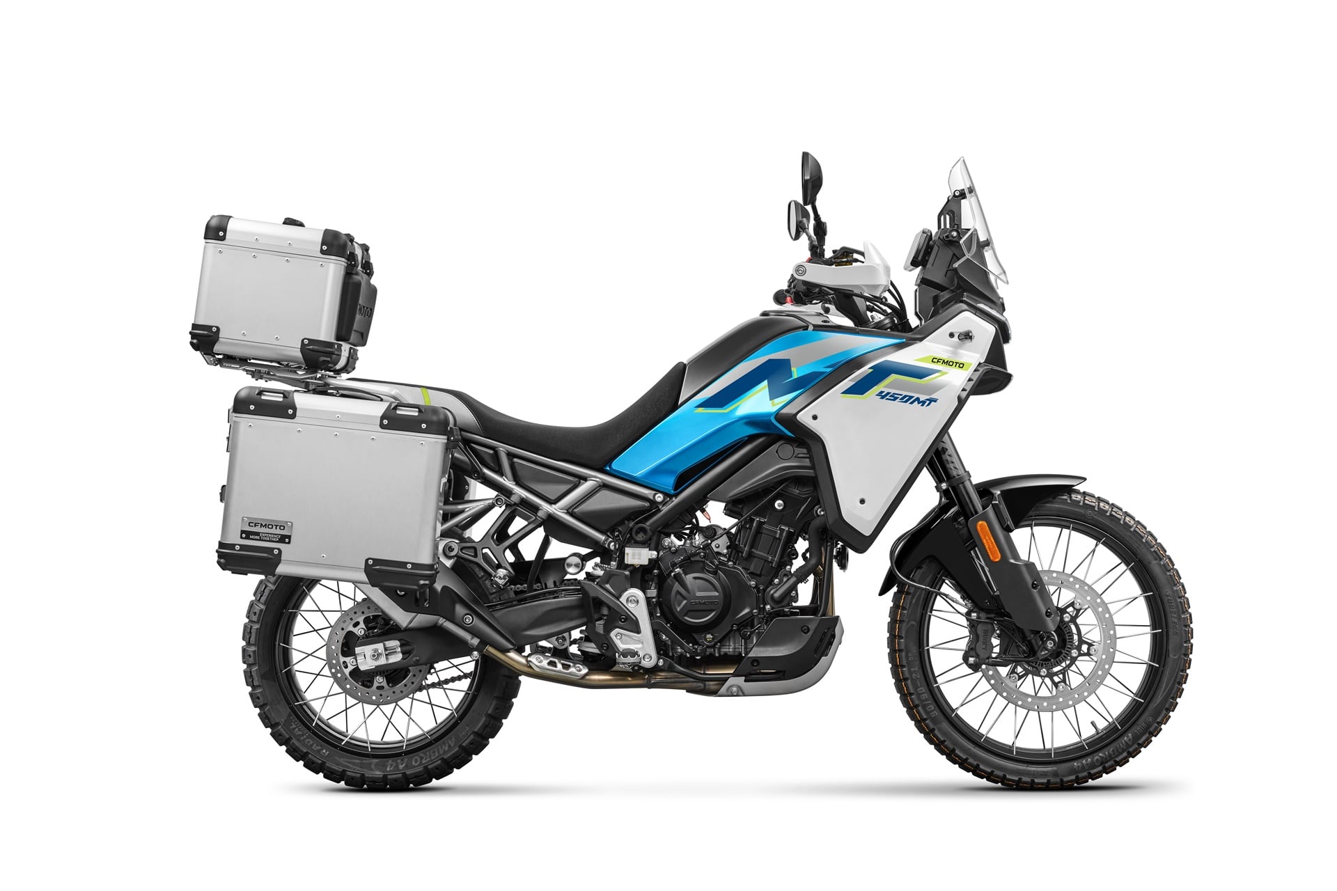 CFMoto sube el listón con la 450MT 2026: Ahora de serie con escape Akrapovič y Rally Pack