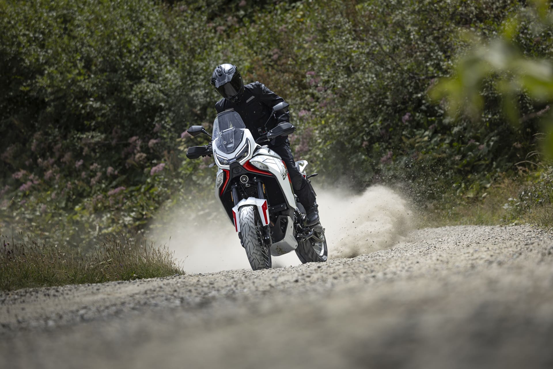 Las nuevas X-Cape 1200 y Alltrhike 450 llegan a los concesionarios oficiales de Moto Morini
