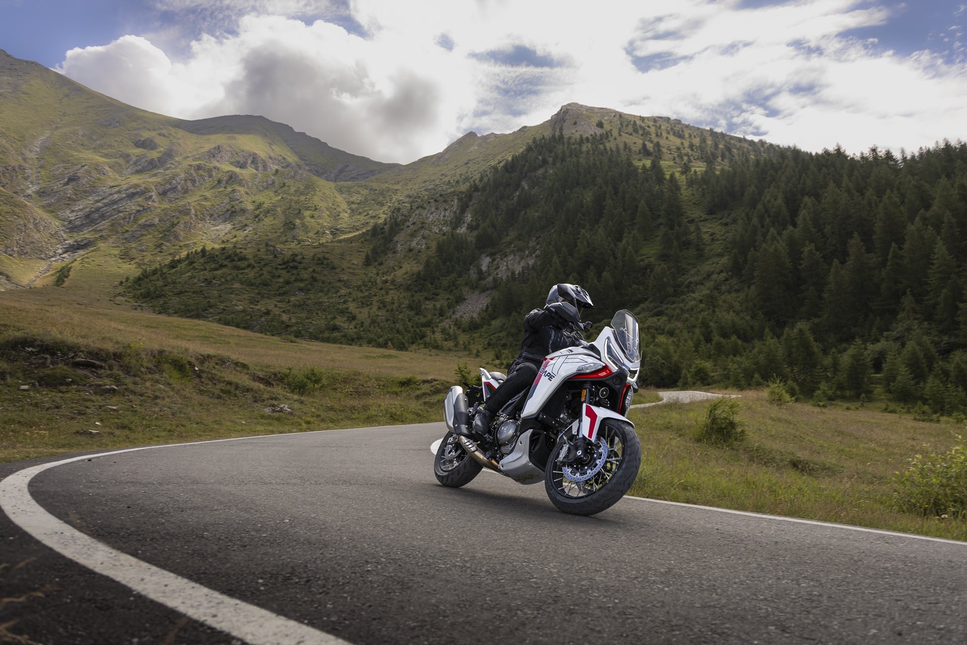 Las nuevas X-Cape 1200 y Alltrhike 450 llegan a los concesionarios oficiales de Moto Morini