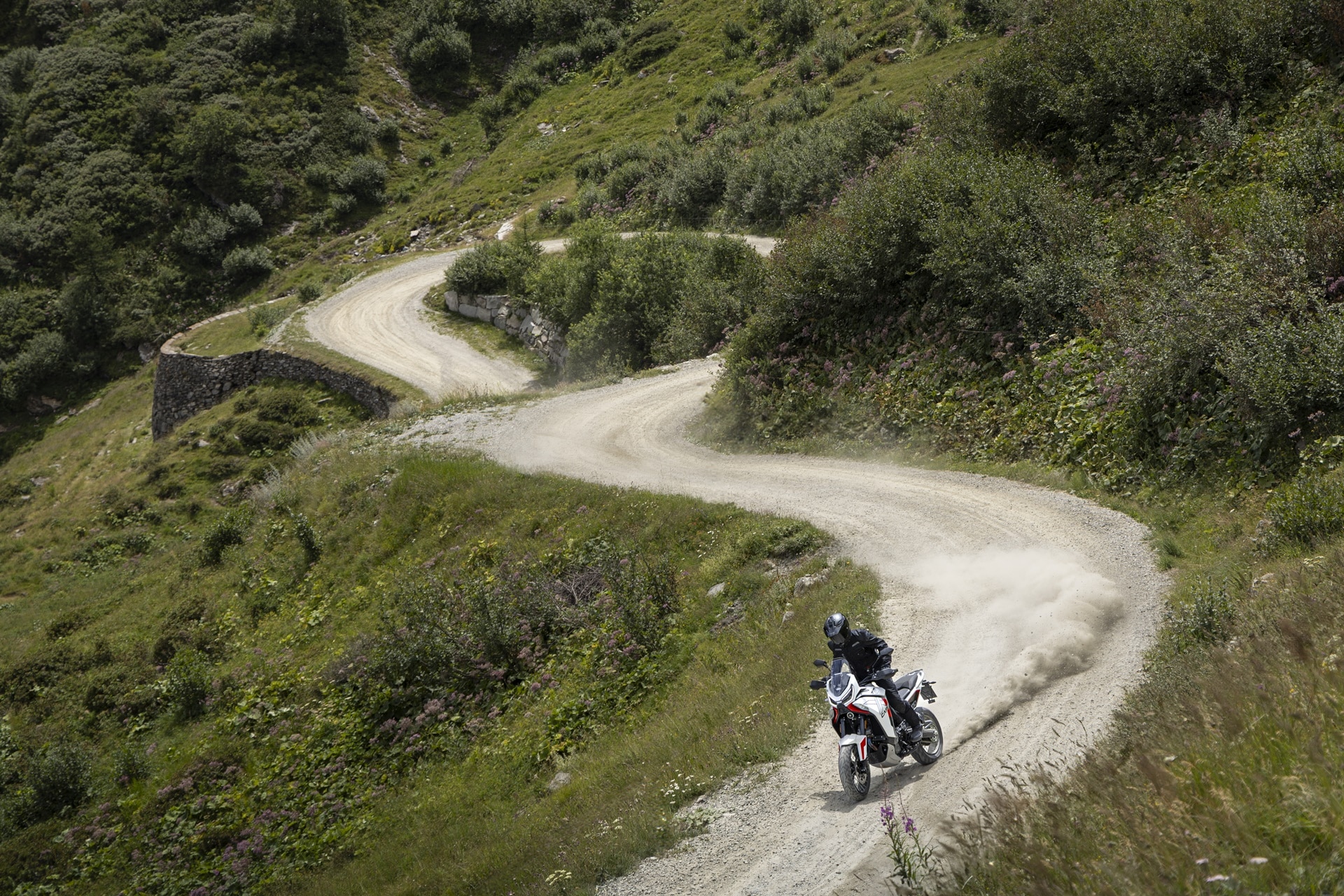 Las nuevas X-Cape 1200 y Alltrhike 450 llegan a los concesionarios oficiales de Moto Morini