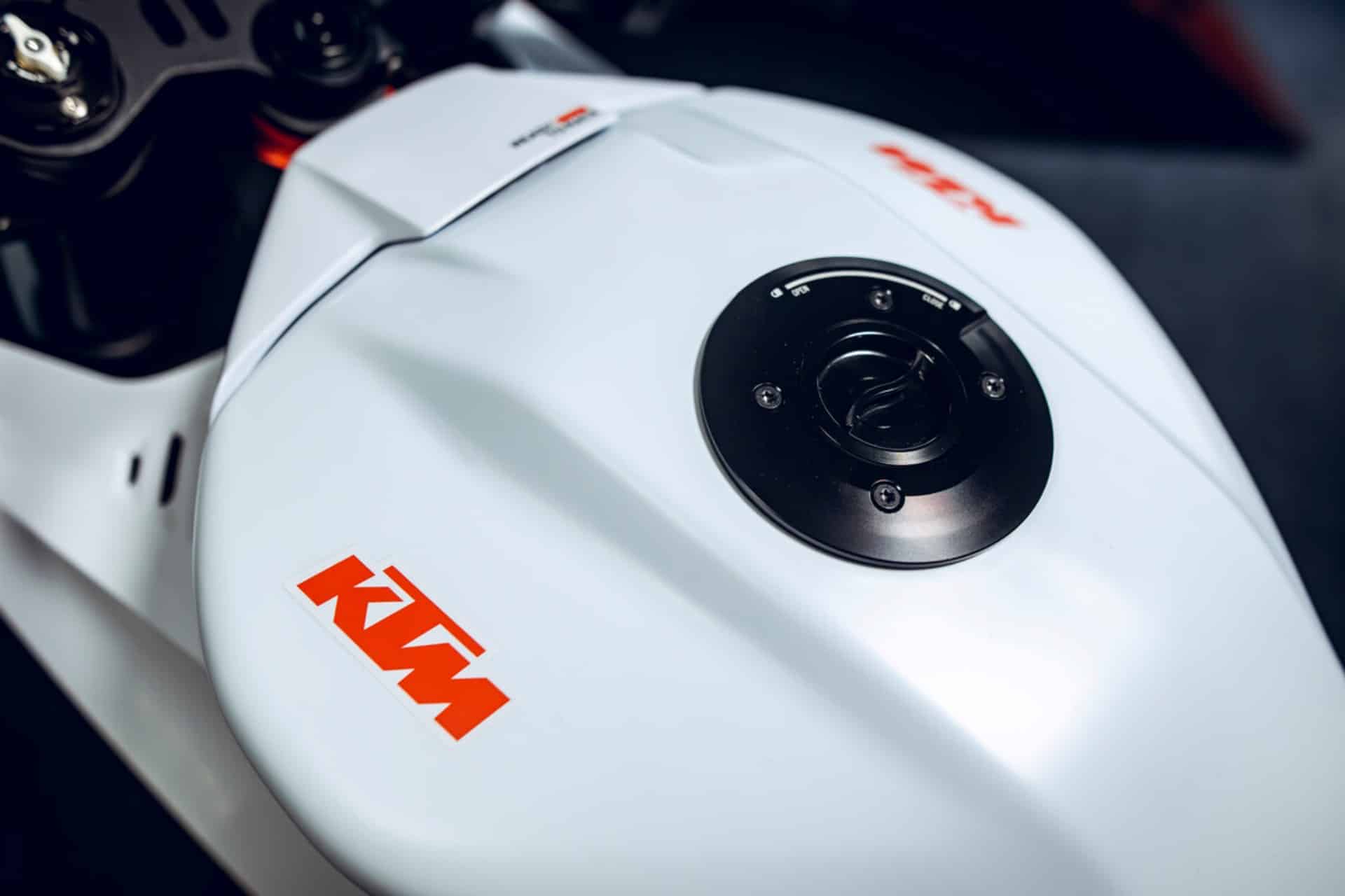 KTM BAJAJ 2026