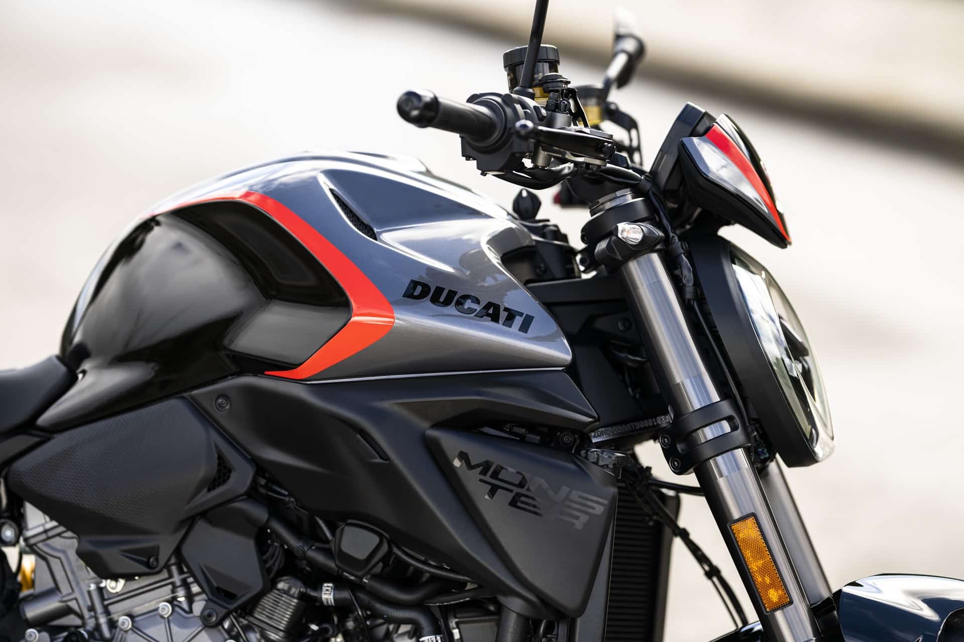 Ducati amplía la gama de colores de la gama Monster con la nueva decoración Sport