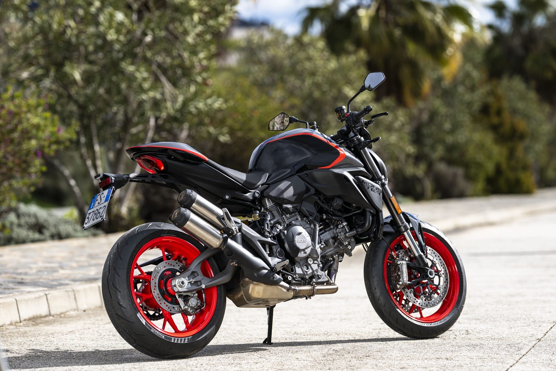 Ducati amplía la gama de colores de la gama Monster con la nueva decoración Sport