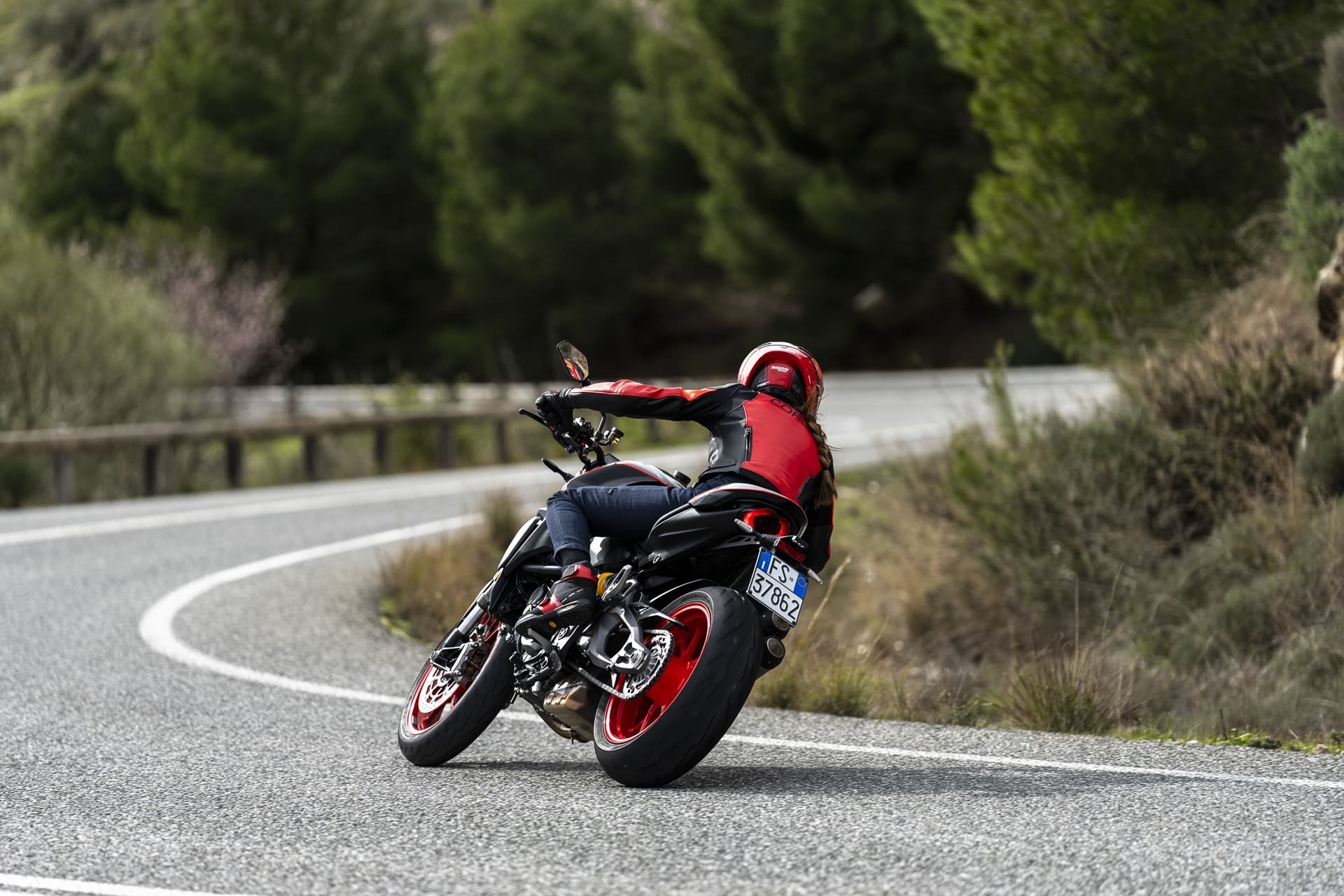 Ducati amplía la gama de colores de la gama Monster con la nueva decoración Sport