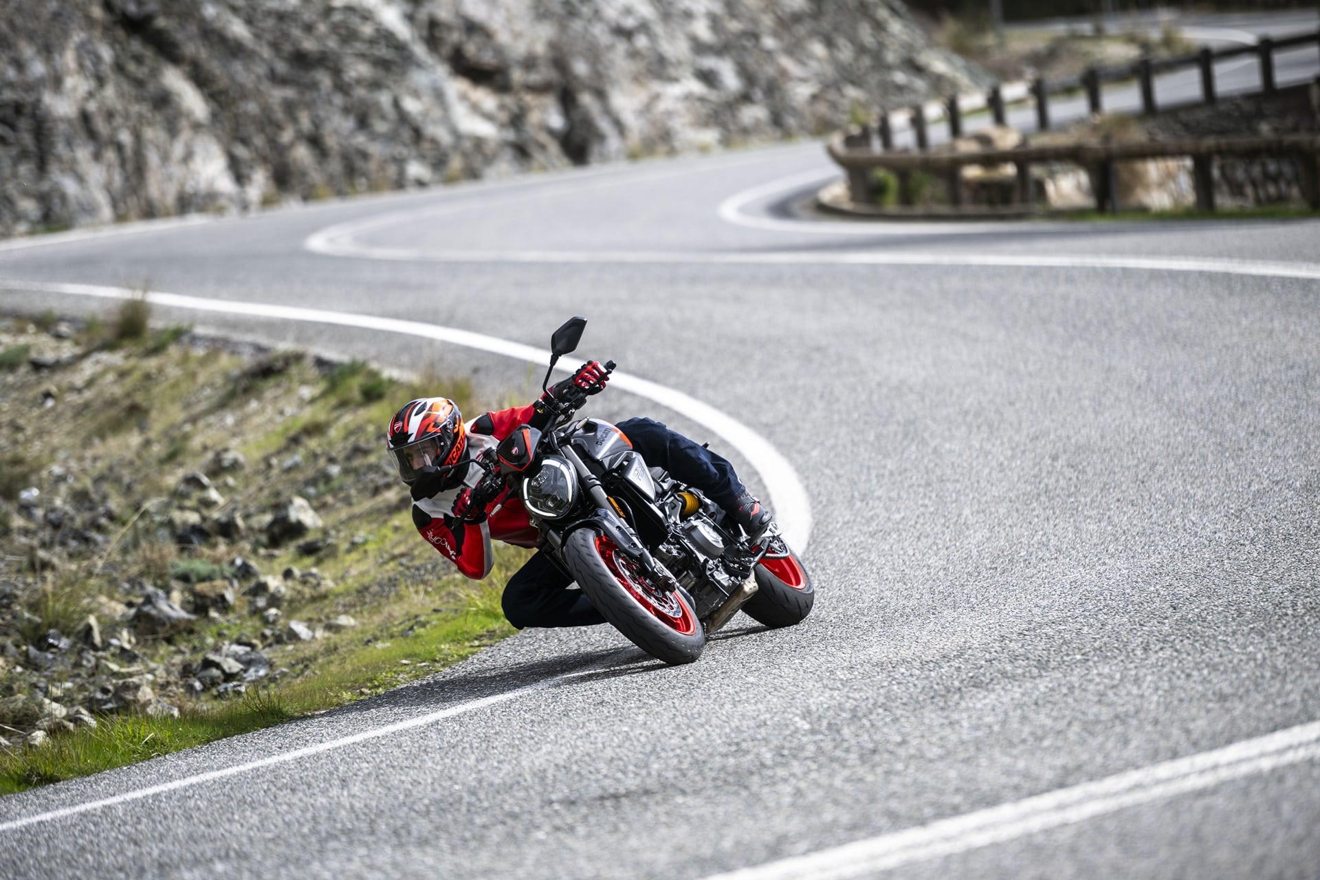 Ducati amplía la gama de colores de la gama Monster con la nueva decoración Sport