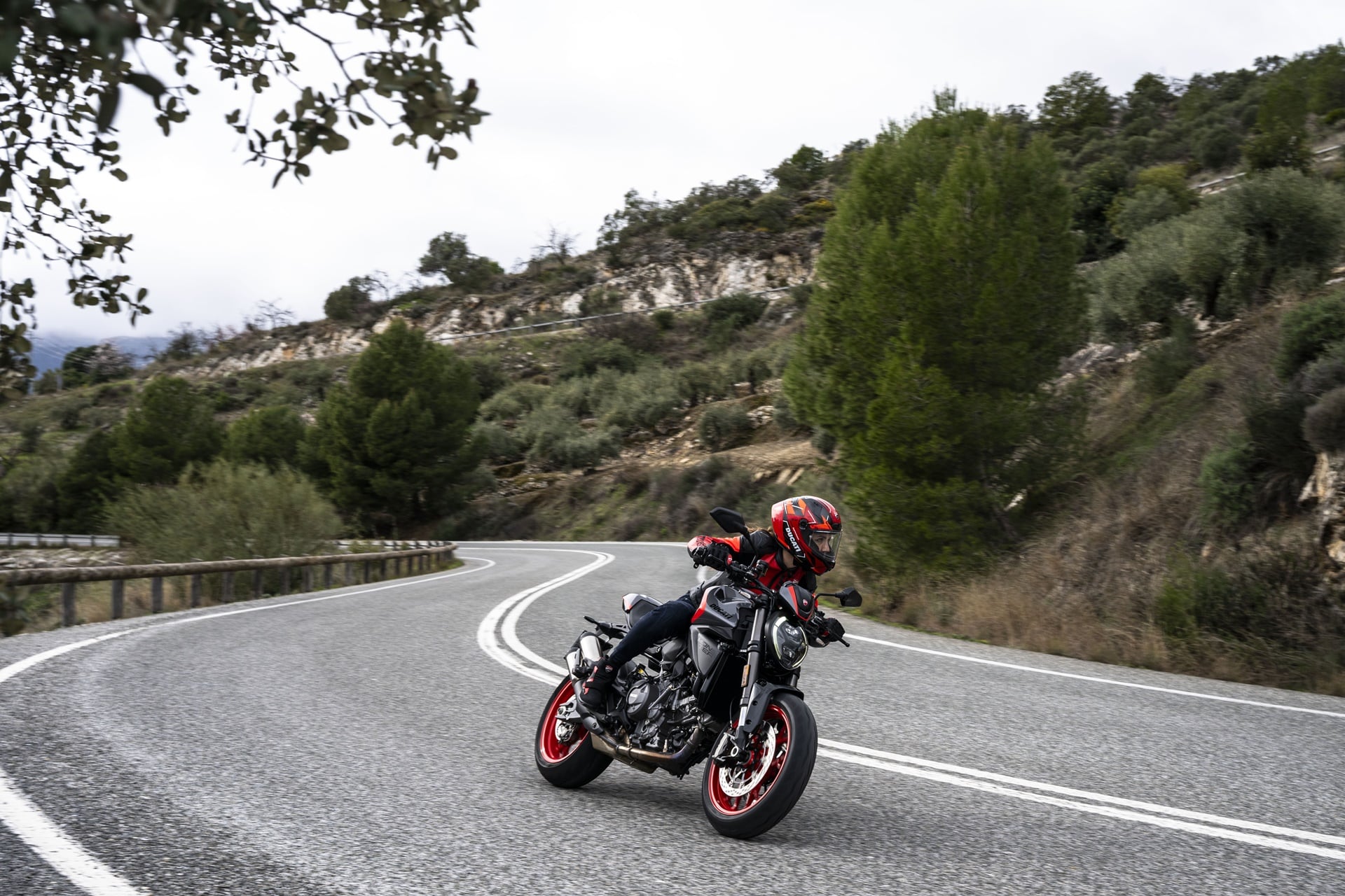 Ducati amplía la gama de colores de la gama Monster con la nueva decoración Sport