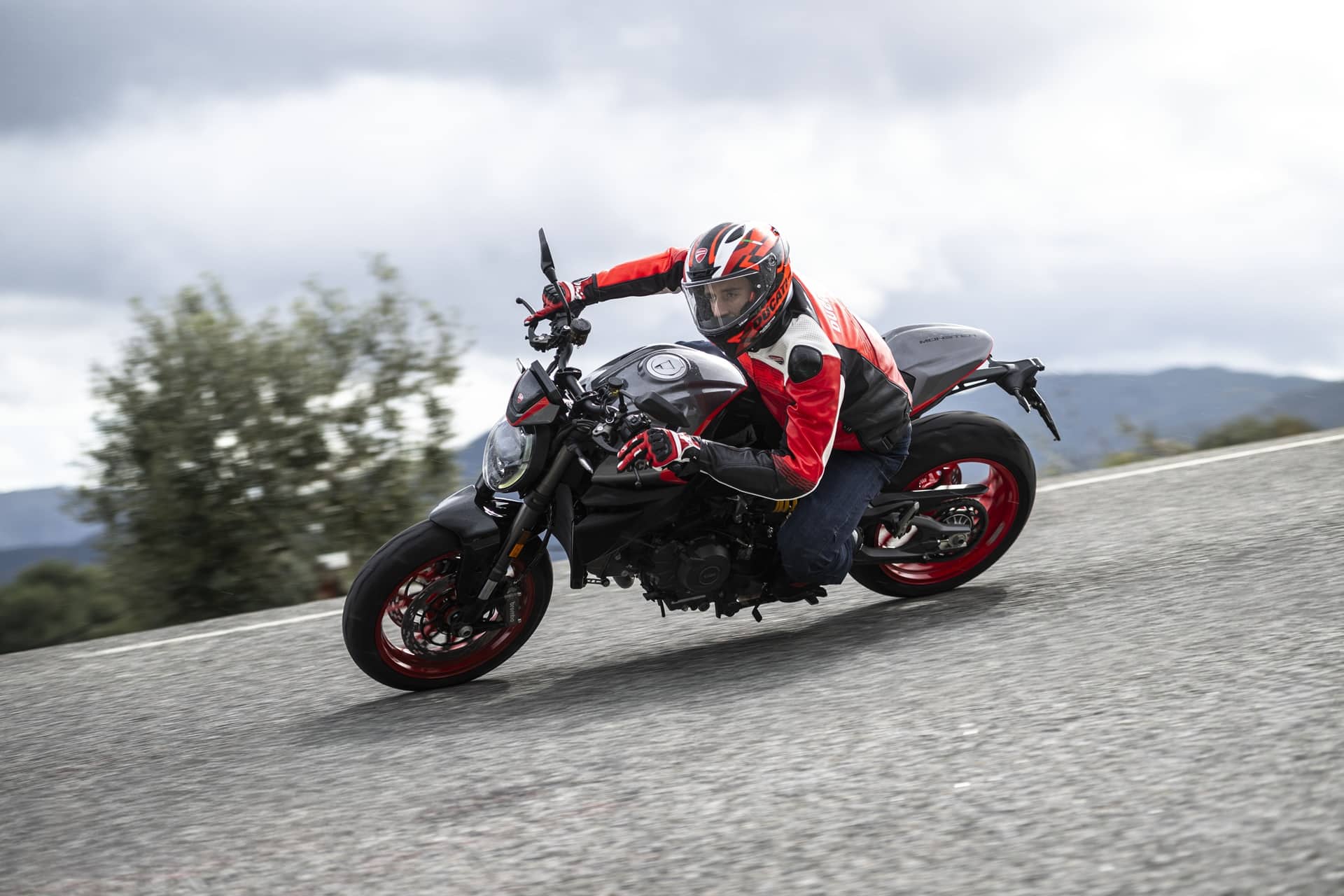 Ducati amplía la gama de colores de la gama Monster con la nueva decoración Sport