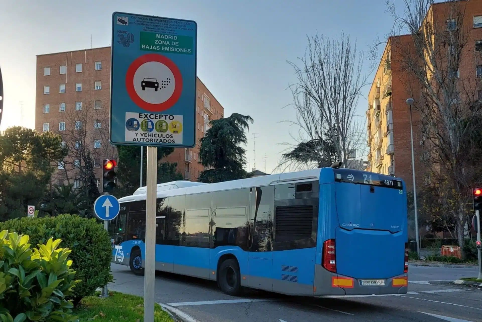 El Ayuntamiento de Madrid pospone el veto de circulación a los vehículos empadronados sin etiqueta