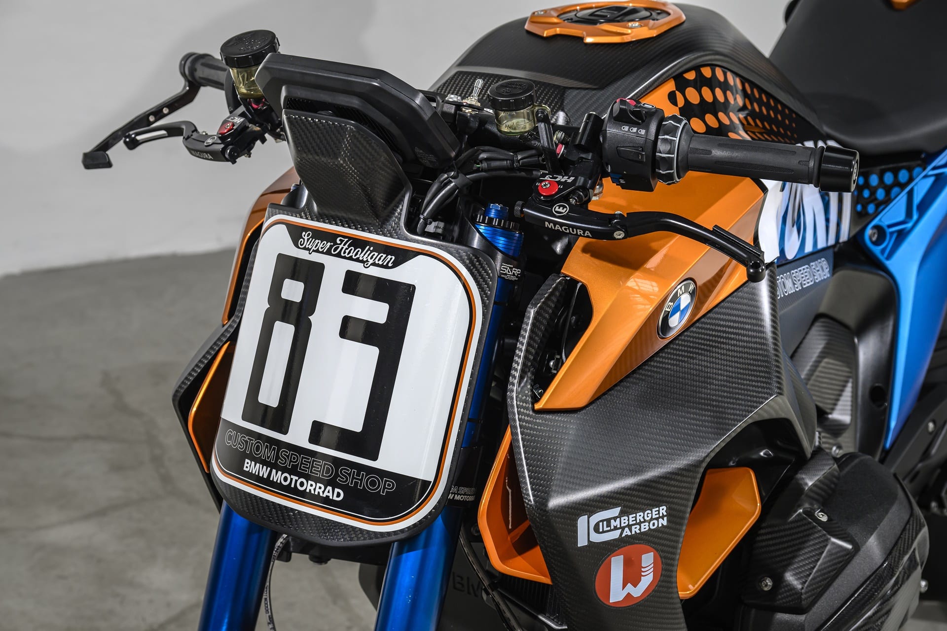 BMW R 1300 R Superhooligan: Un tributo a 50 años de historia
