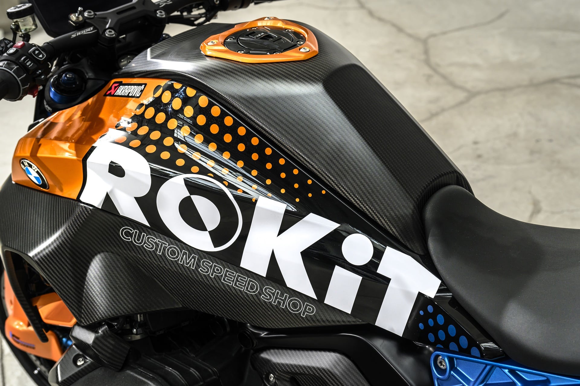 BMW R 1300 R Superhooligan: Un tributo a 50 años de historia