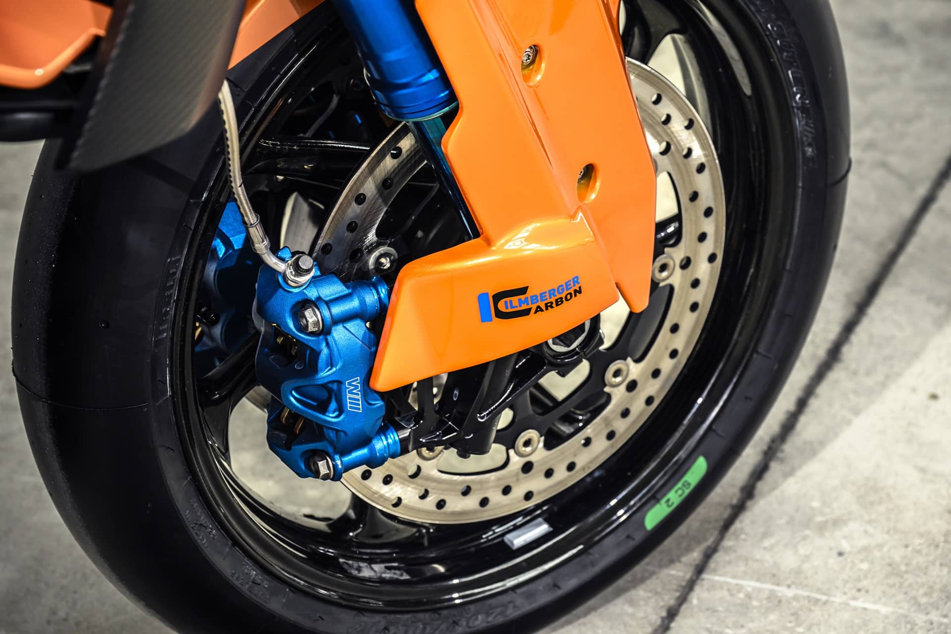 BMW R 1300 R Superhooligan: Un tributo a 50 años de historia