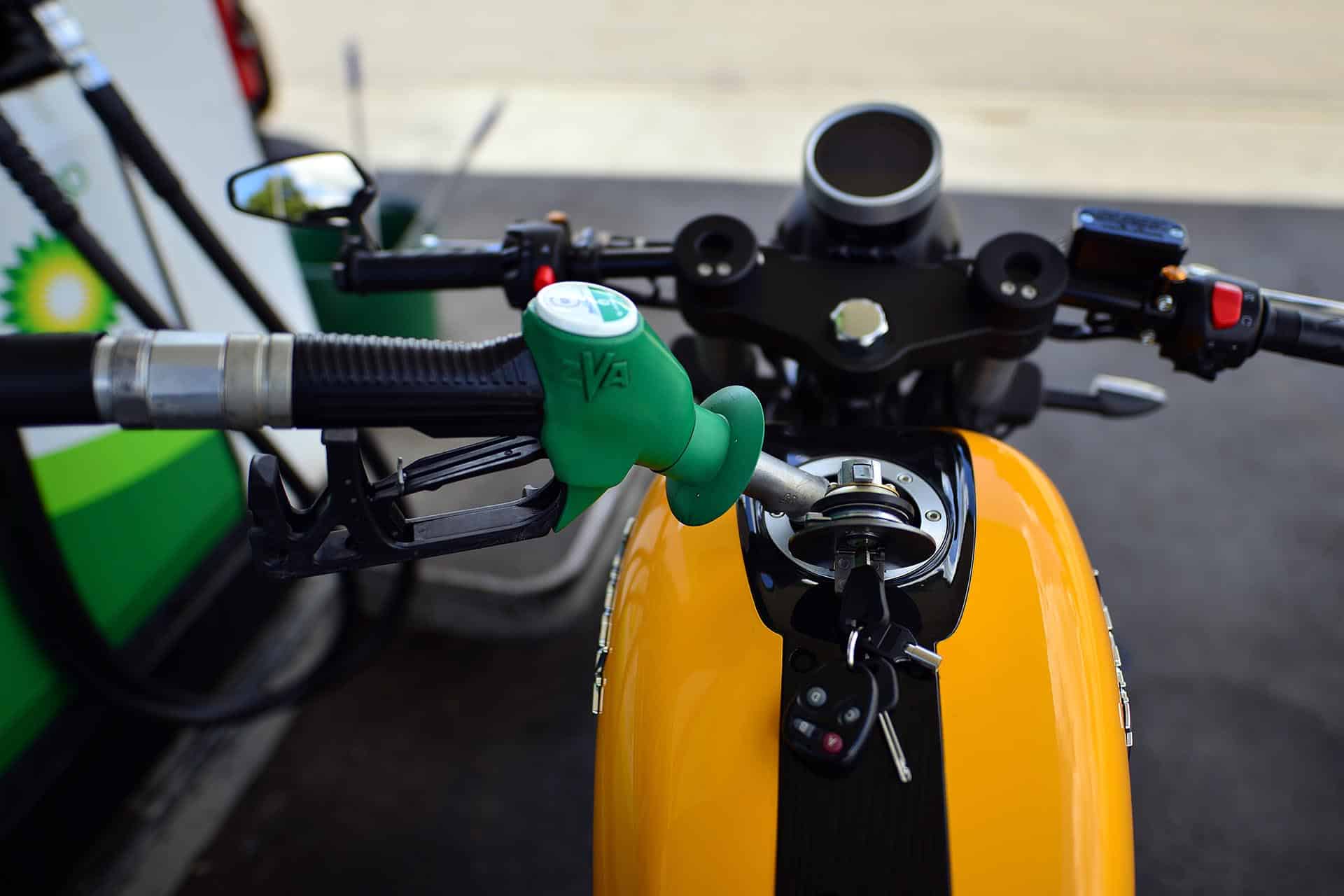 La gasolina vuelve a subir y no depende de ti, pero lo que consumes sí