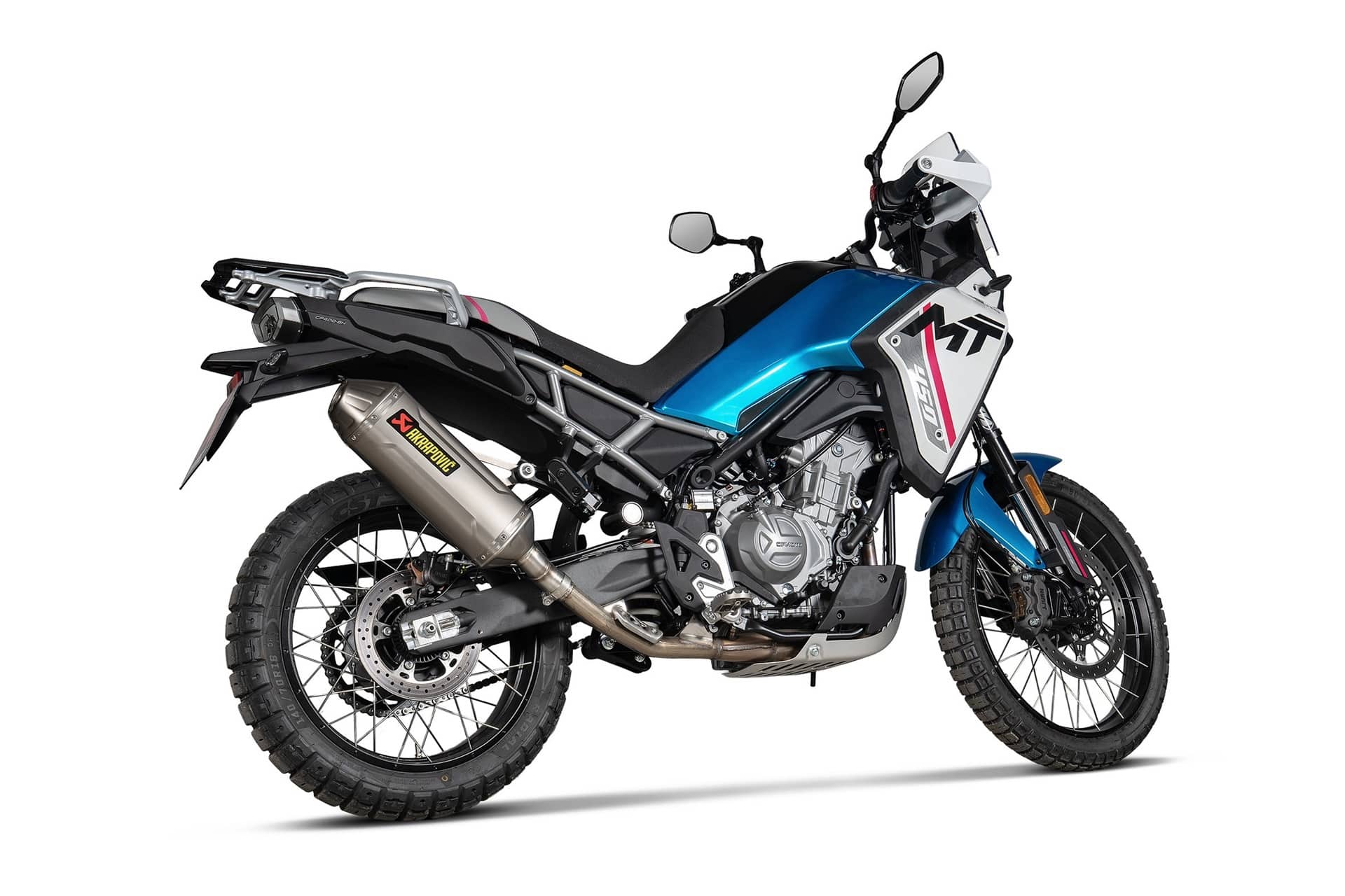 CFMoto sube el listón con la 450MT 2026: Ahora de serie con escape Akrapovič y Rally Pack