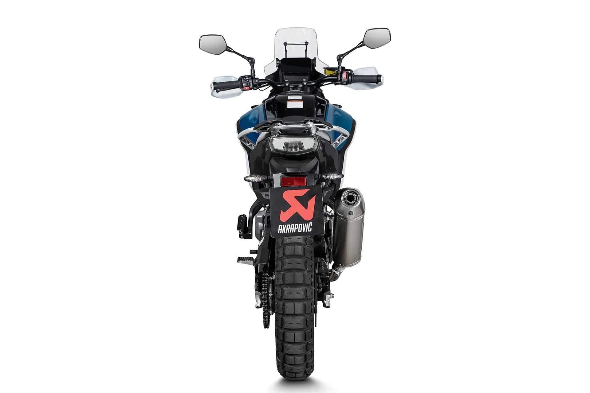 CFMoto sube el listón con la 450MT 2026: Ahora de serie con escape Akrapovič y Rally Pack