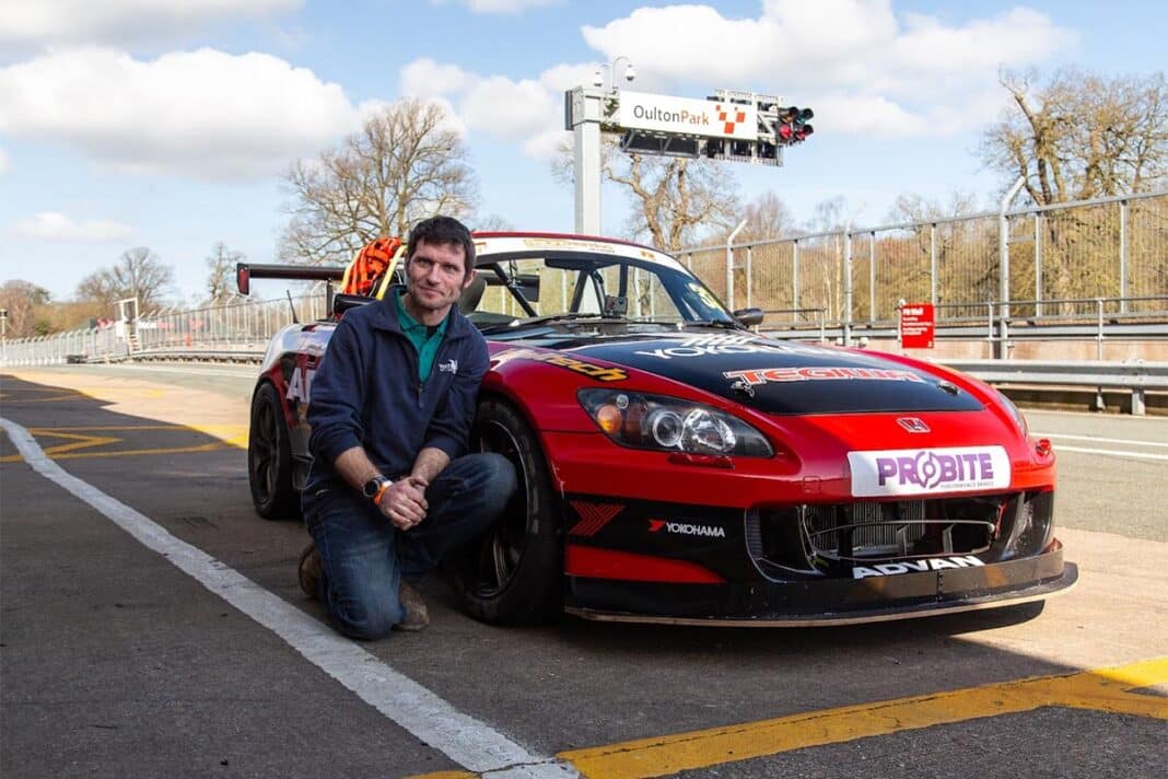 Guy Martin sigue quemando adrenalina a chorro, ahora con carreras de coches