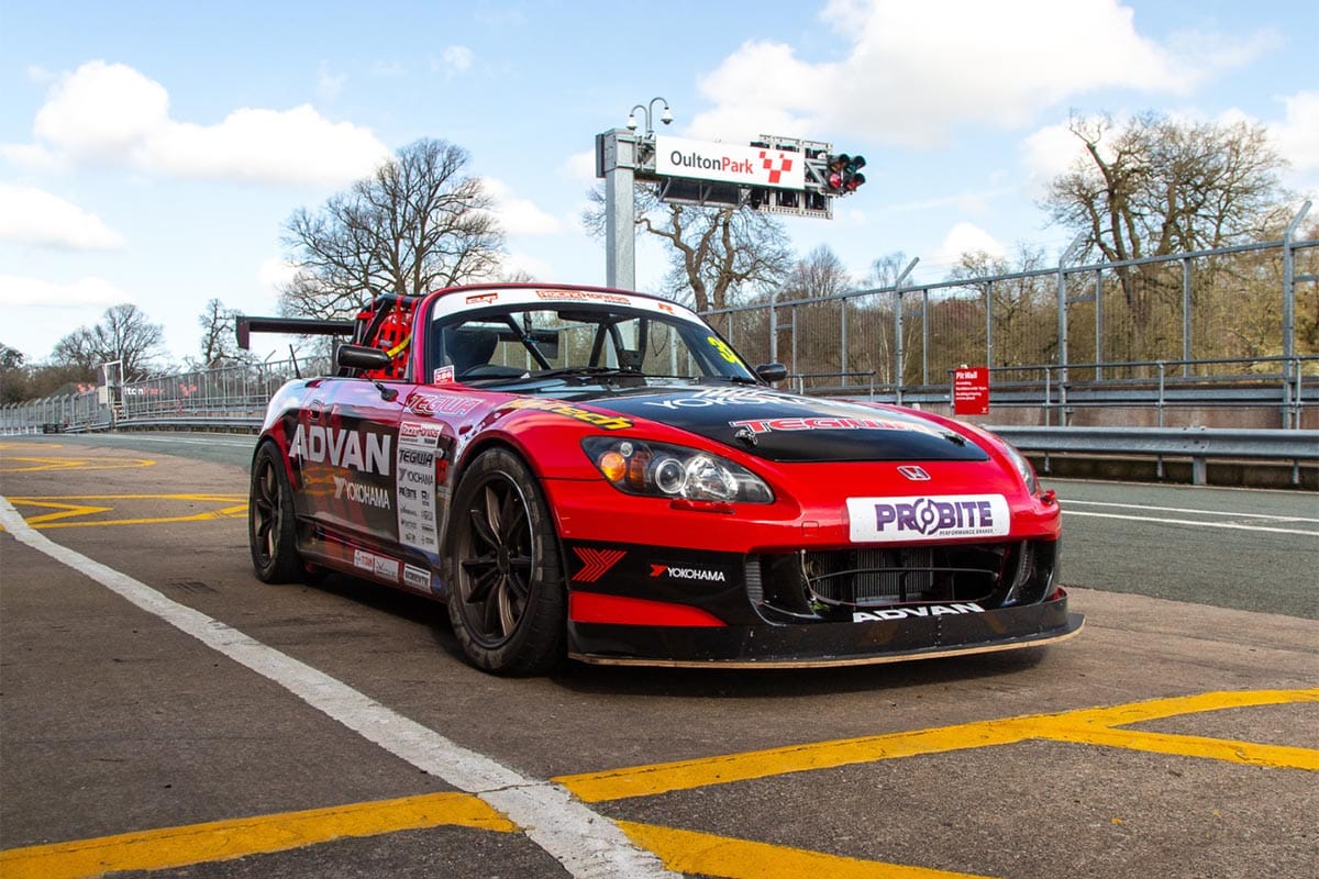 Guy Martin sigue quemando adrenalina a chorro, ahora con carreras de coches