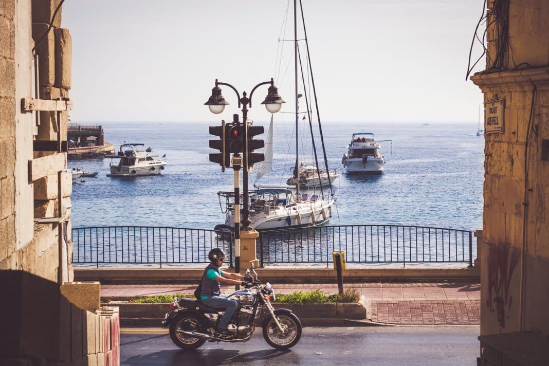 El curioso plan de Malta para bajar el tráfico: 25.000 euros por dejar de conducir 5 años