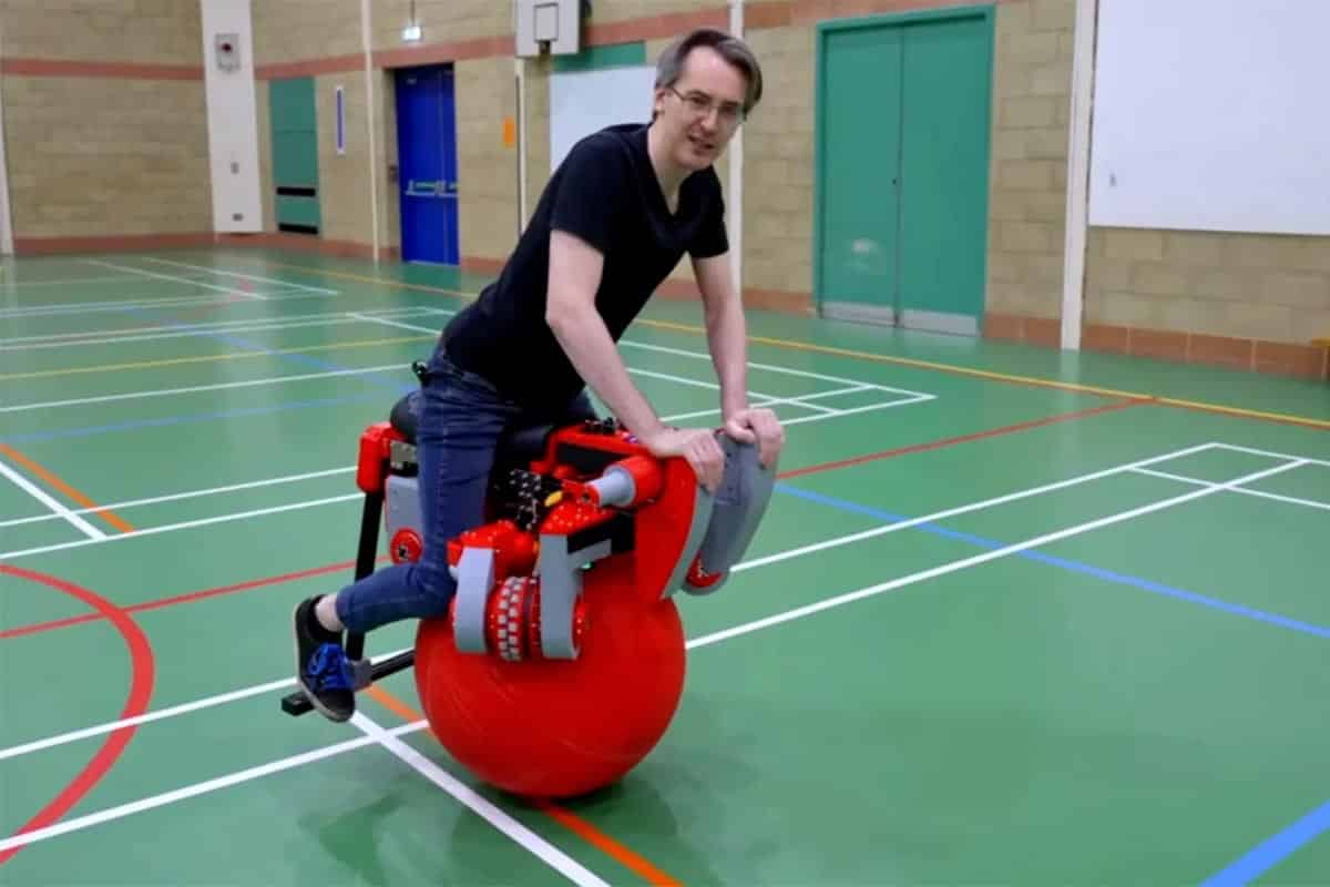 ¿Para qué dos pelotas sin con una James Bruton puede hacer una mono-moto?