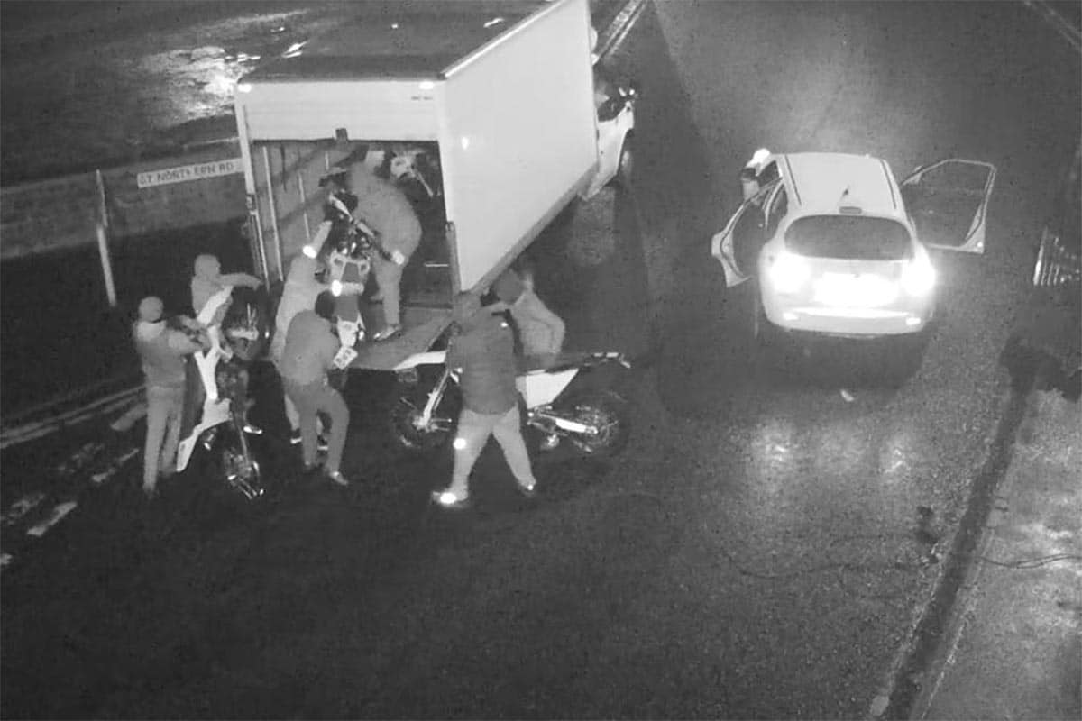 Otro robo de película: alunizaje, 7 encapuchados y 9 motos robadas