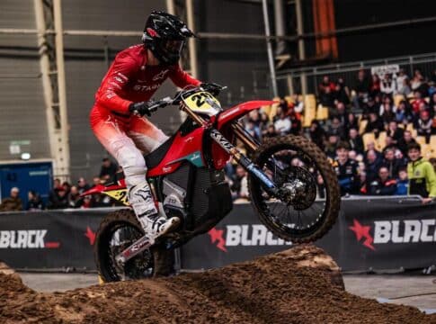 Stark hace historia y gana el Mundial de Constructores de SuperEnduro con una moto eléctrica a las motos de gasolina