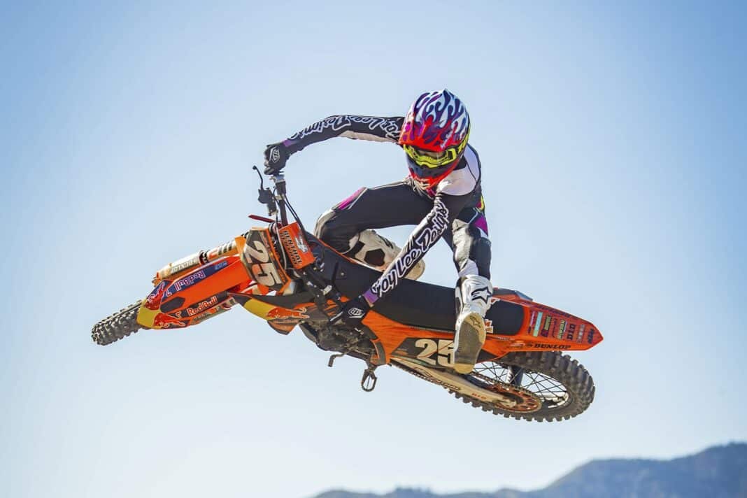 Troy Lee Designs presenta su colección 2026 incluyendo su casco SE5 Carbon
