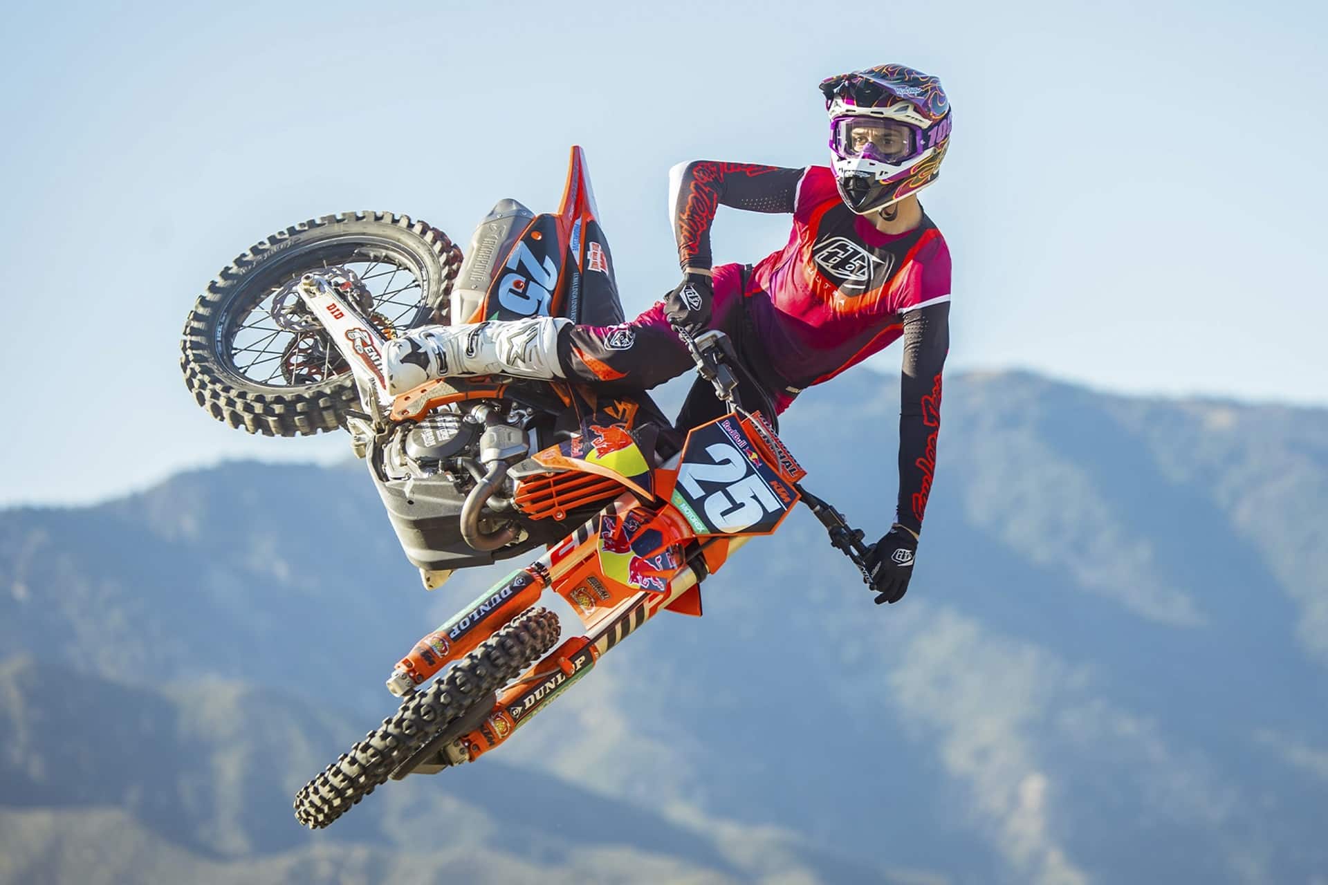 Troy Lee Designs presenta su colección 2026 incluyendo su casco SE5 Carbon
