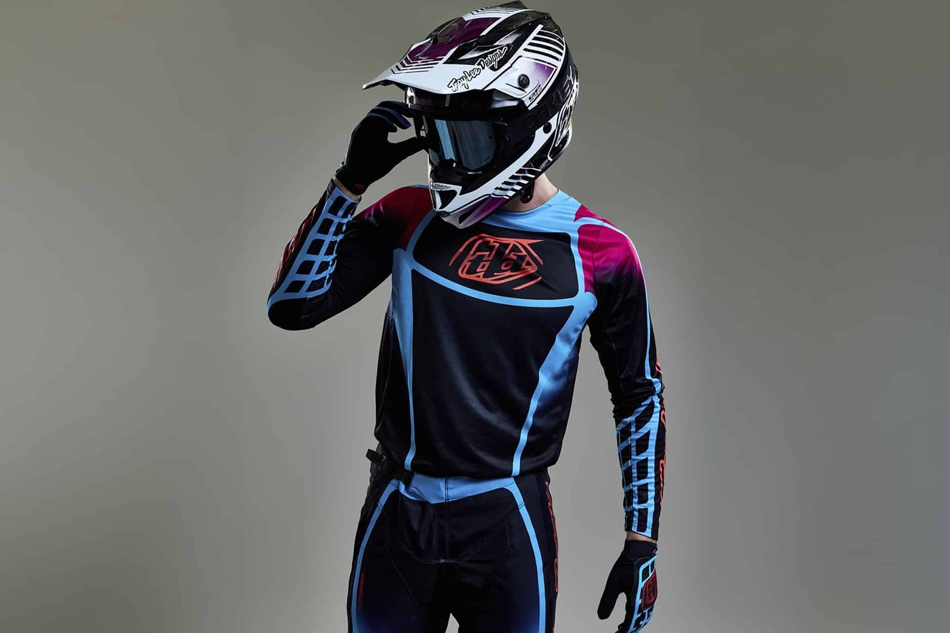 Troy Lee Designs presenta su colección 2026 incluyendo su casco SE5 Carbon