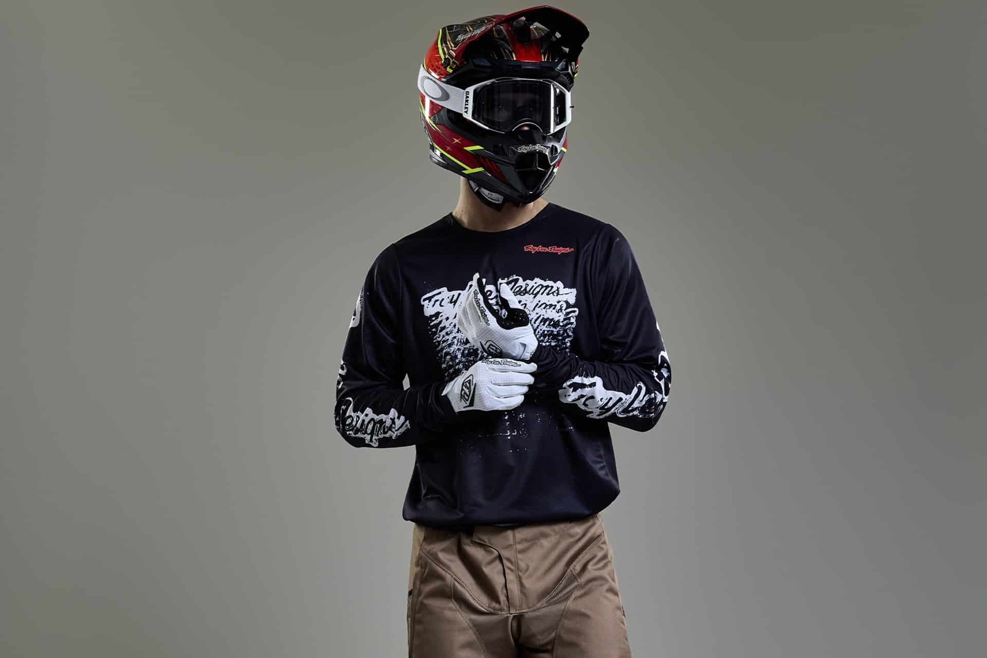 Troy Lee Designs presenta su colección 2026 incluyendo su casco SE5 Carbon