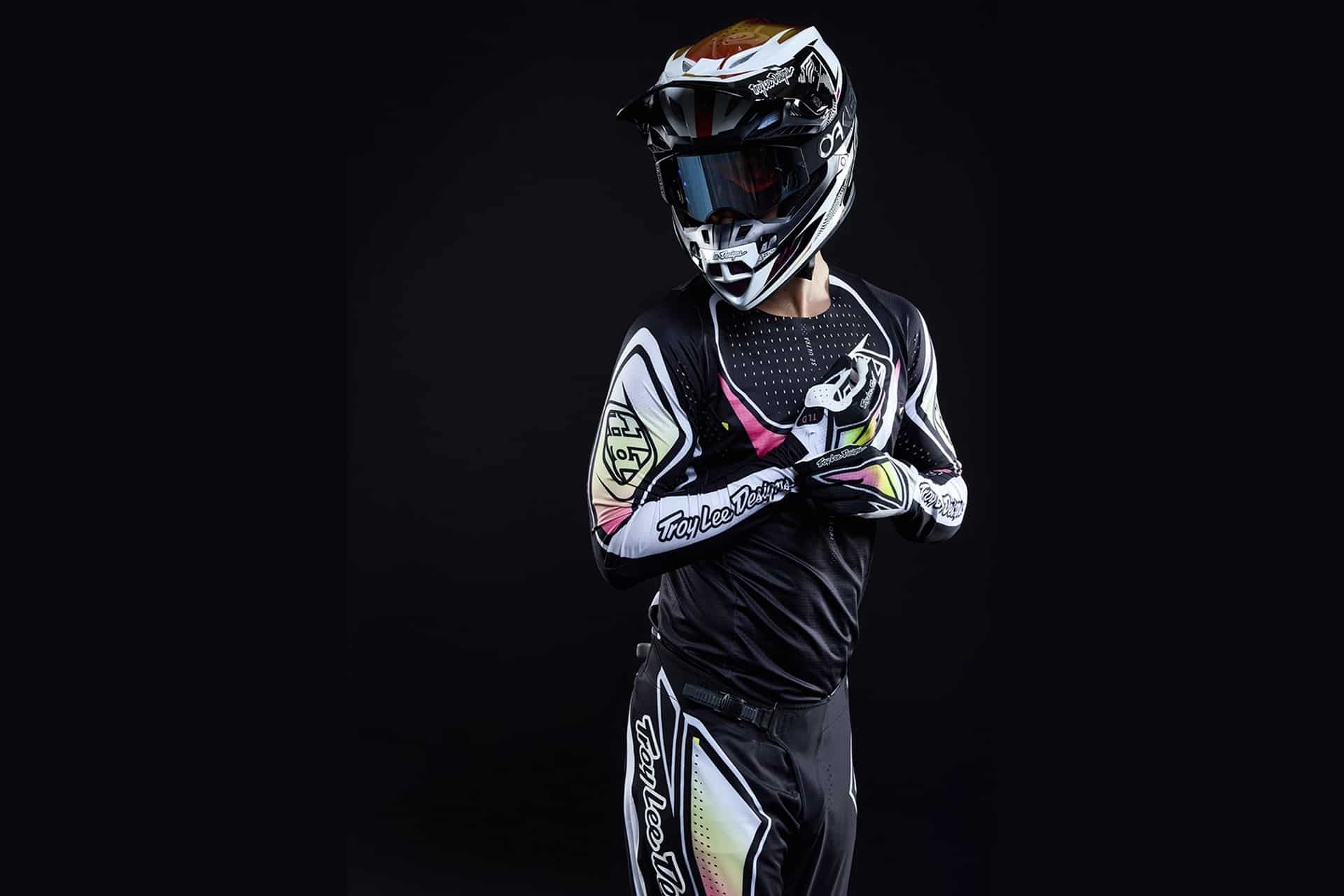 Troy Lee Designs presenta su colección 2026 incluyendo su casco SE5 Carbon