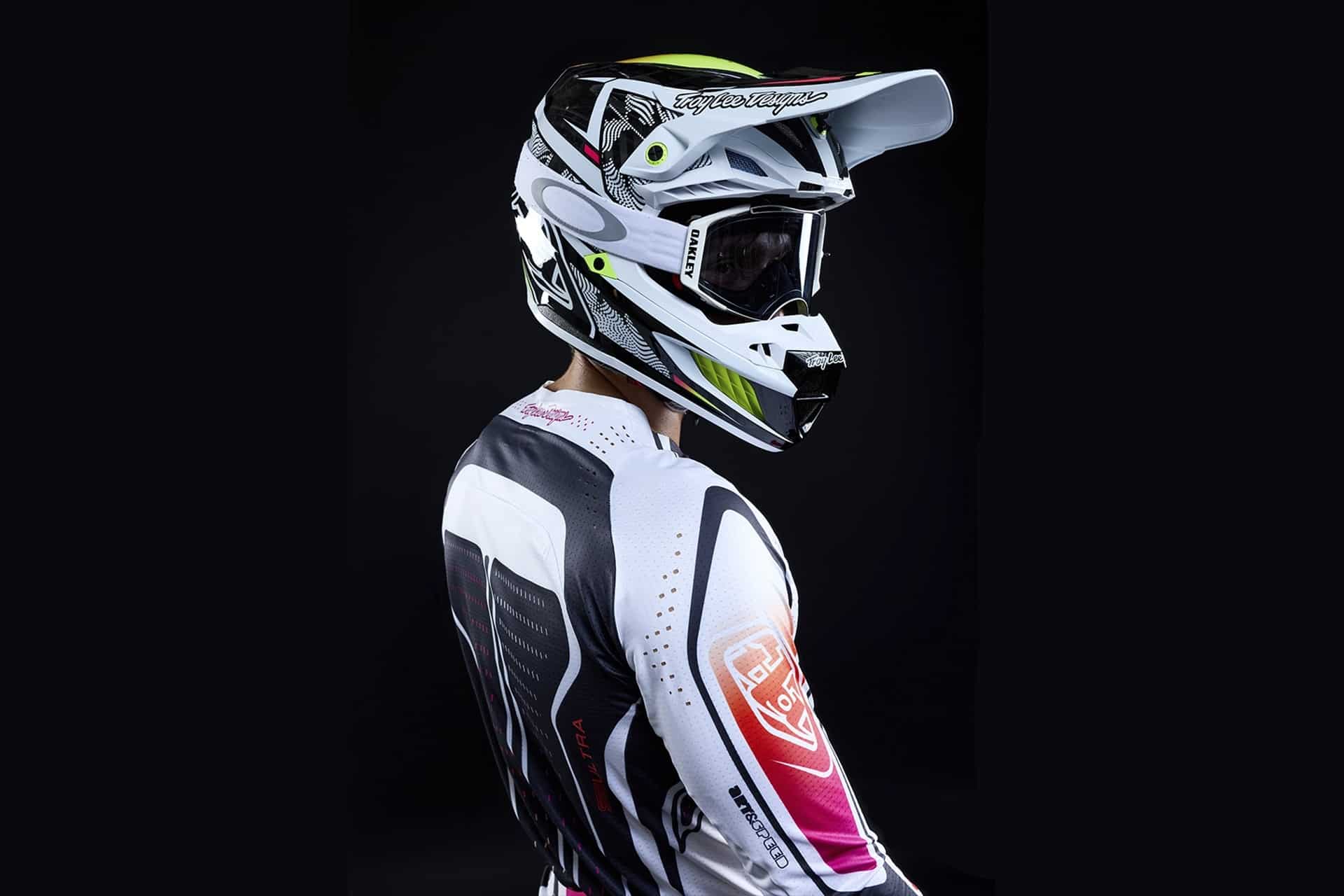 Troy Lee Designs presenta su colección 2026 incluyendo su casco SE5 Carbon