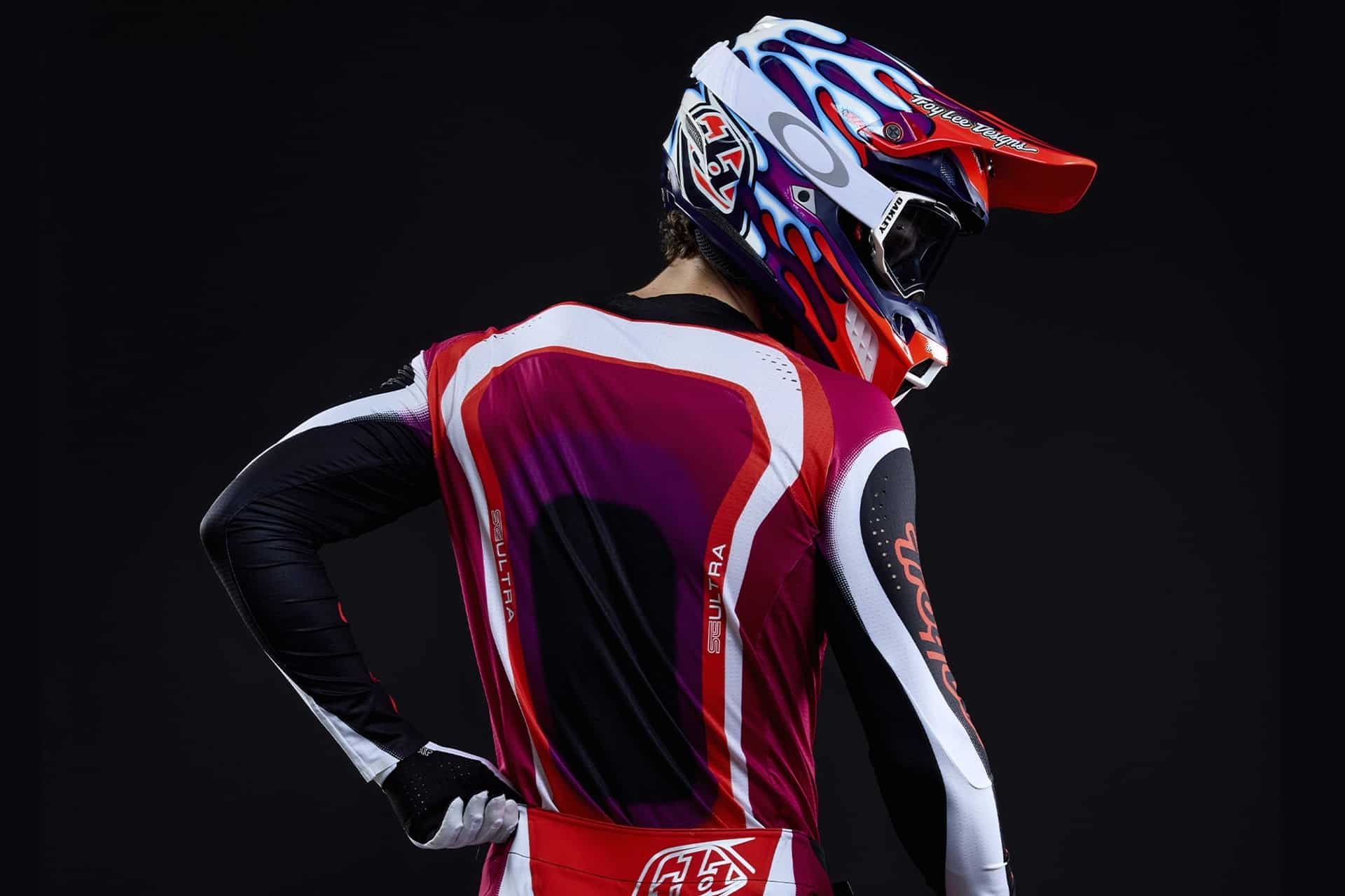 Troy Lee Designs presenta su colección 2026 incluyendo su casco SE5 Carbon
