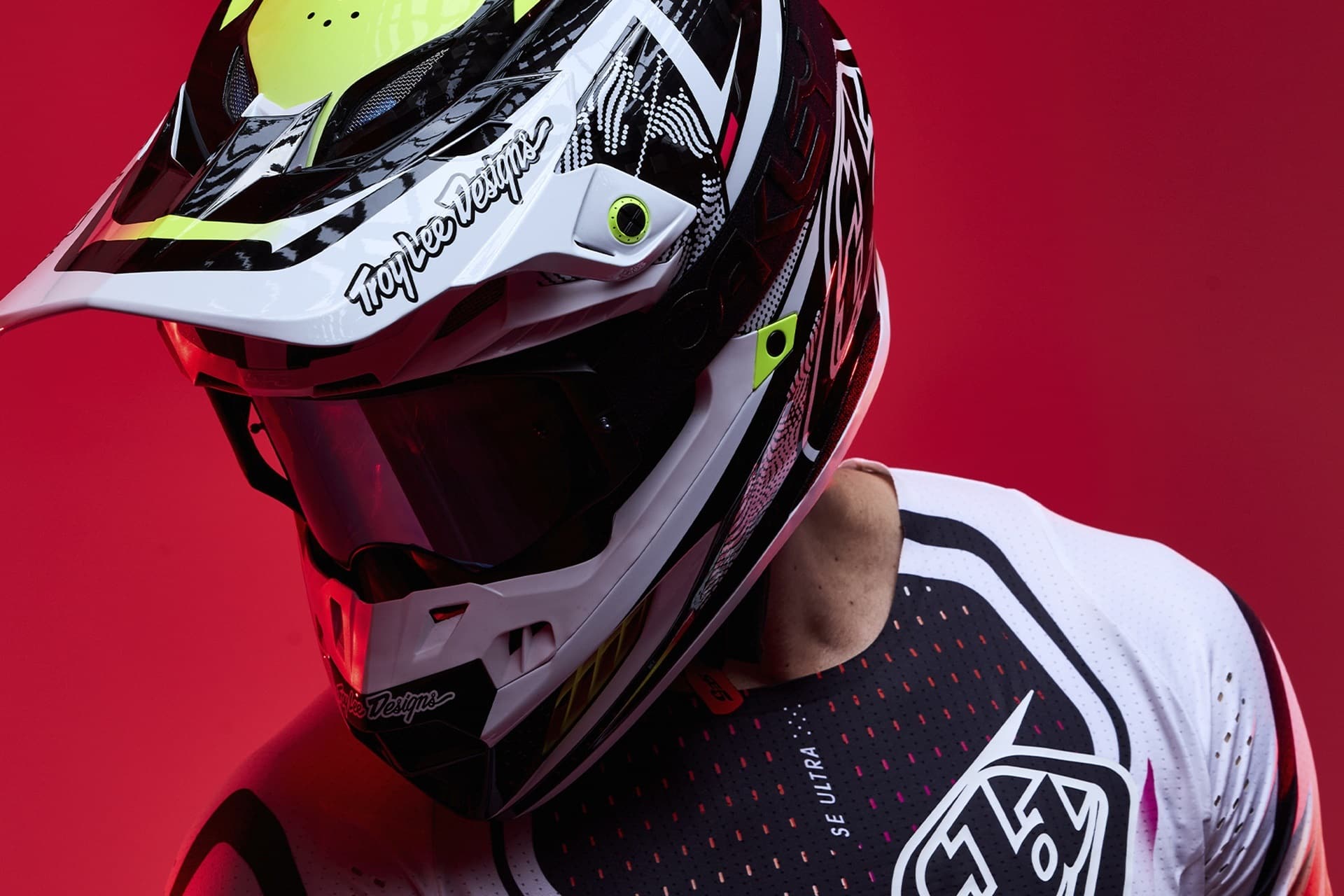 Troy Lee Designs presenta su colección 2026 incluyendo su casco SE5 Carbon