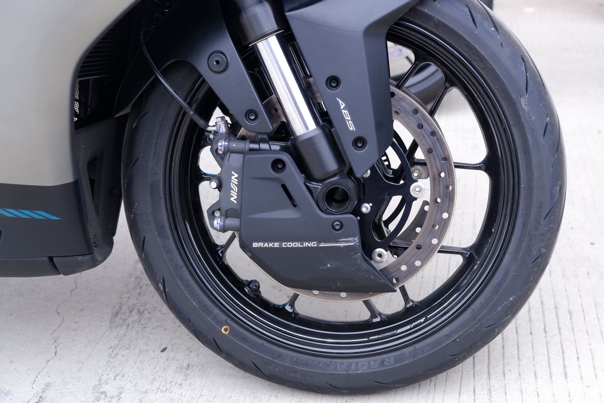 新款 CFMoto 500SR 揭晓：78 马力，售价略高于 3,600 欧元