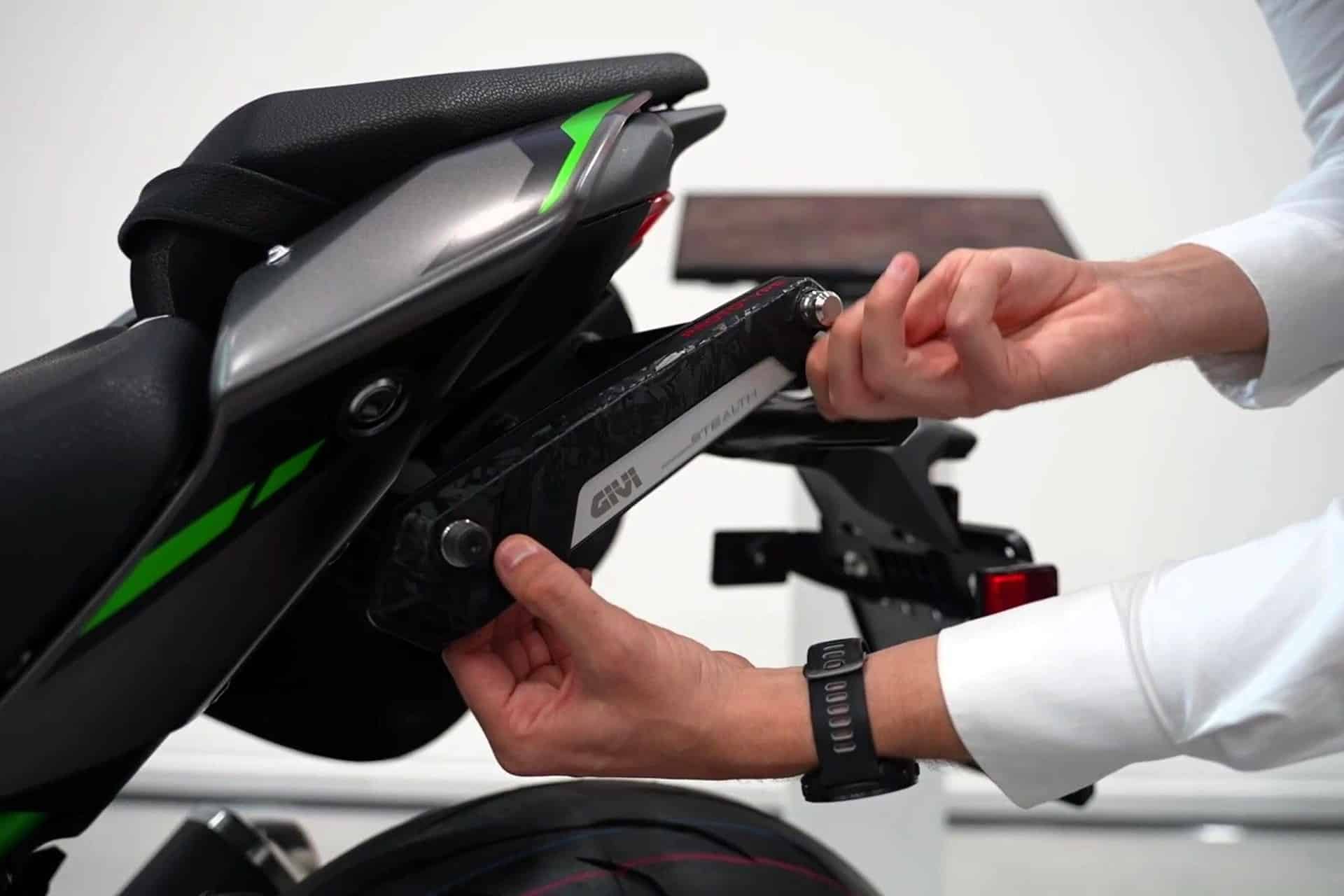 GIVI Stealth: El anclaje retráctil que preserva la estética original de la moto