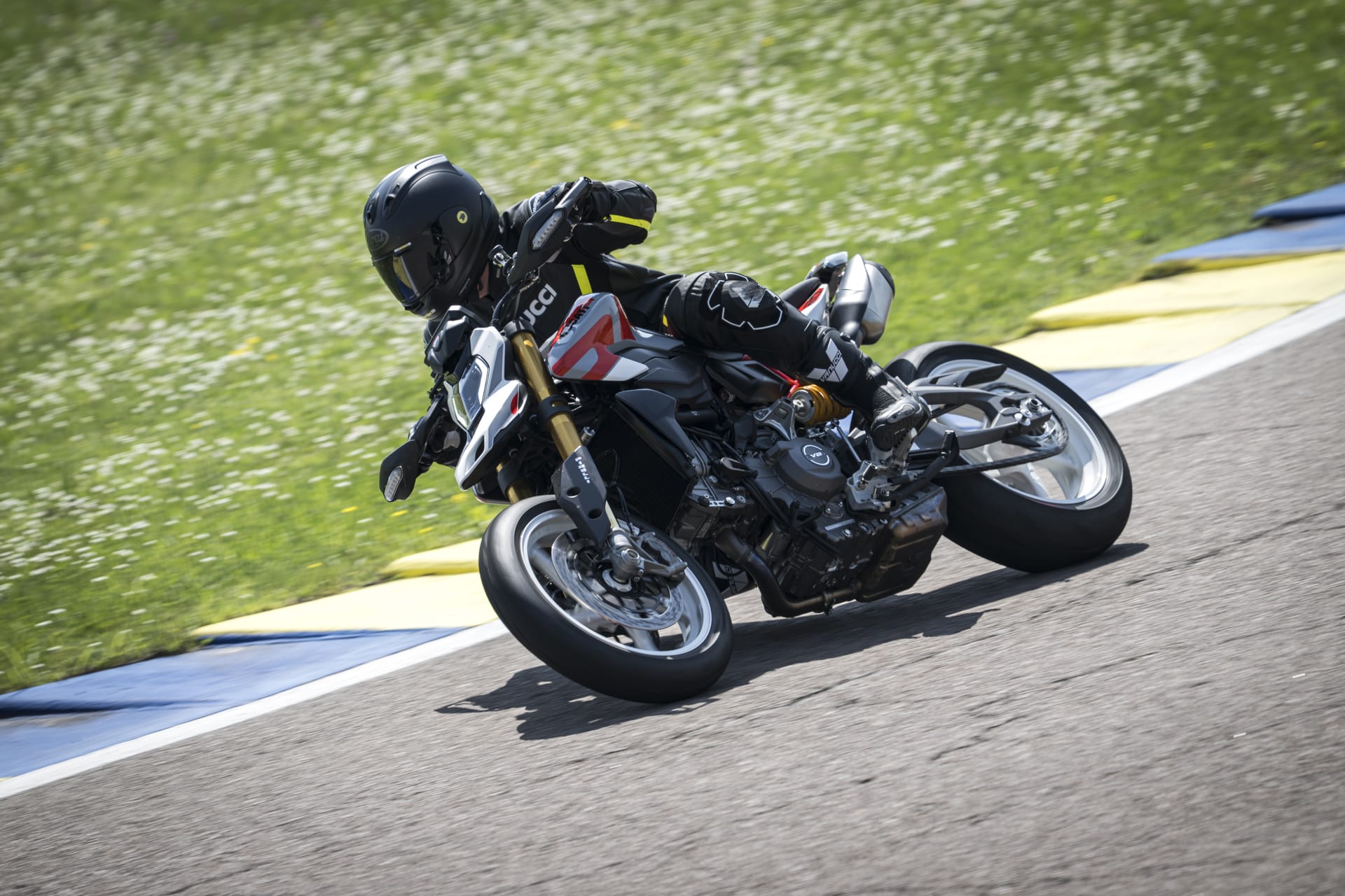 Prueba Ducati Hypermotard V2 SP 2026