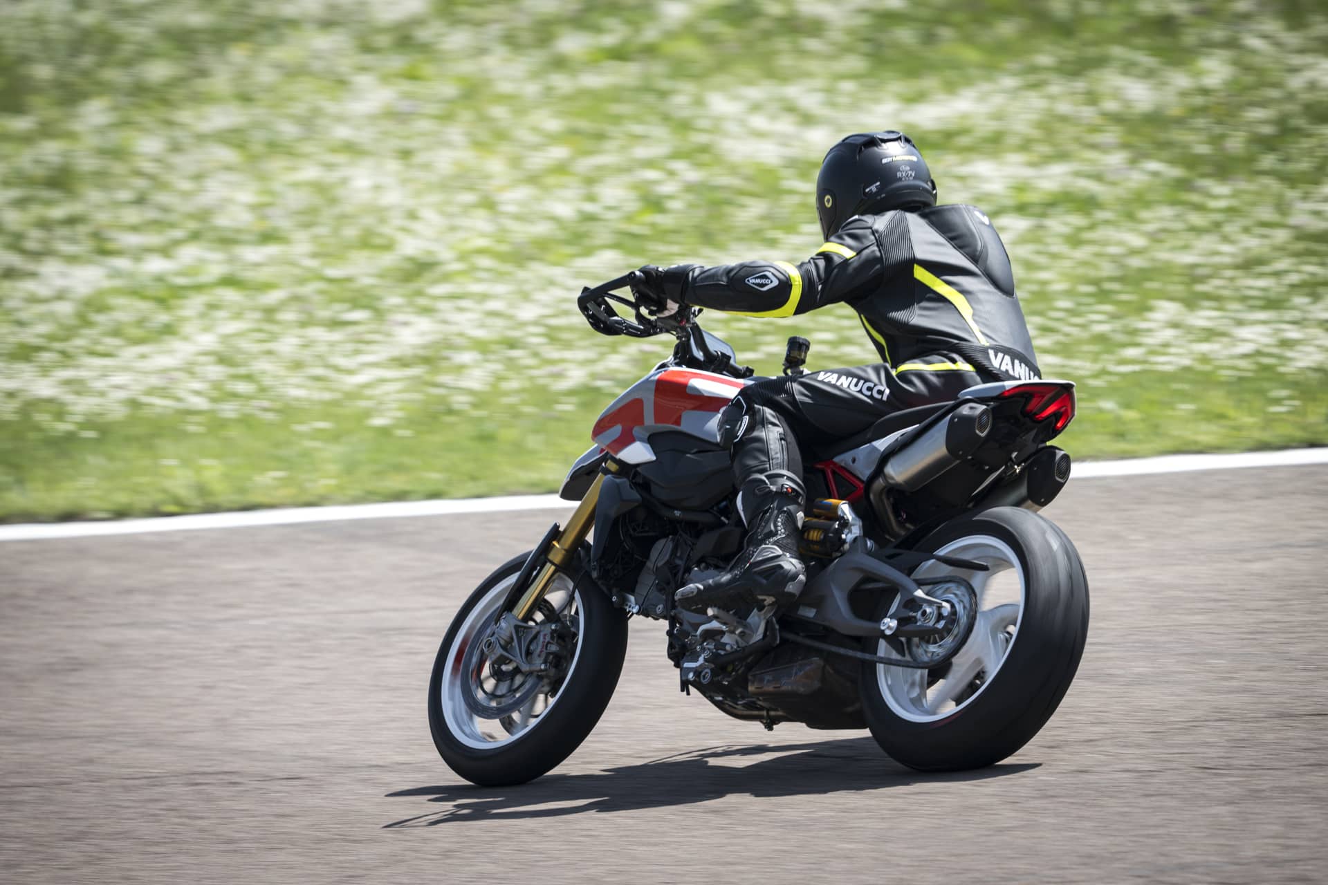 Prueba Ducati Hypermotard V2 SP 2026