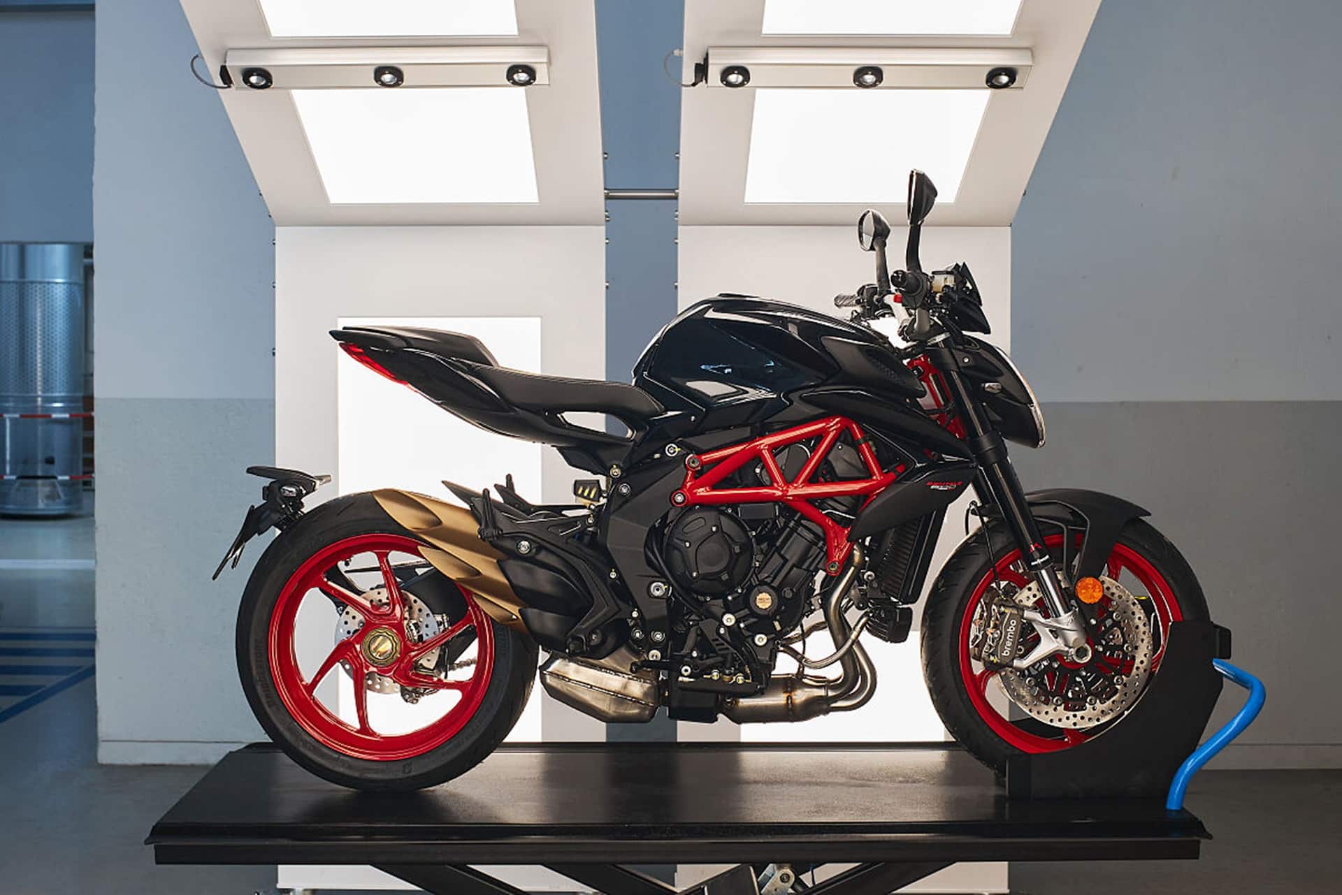 MV Agusta presenta la nueva decoración Nero Carbonio con la que viste a su Brutale 800