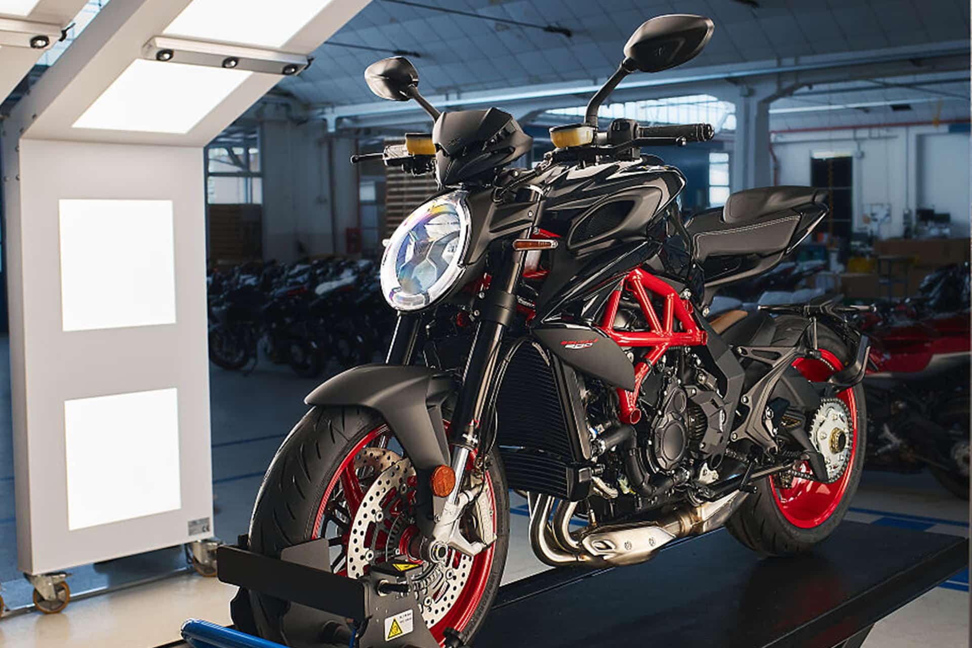 MV Agusta presenta la nueva decoración Nero Carbonio con la que viste a su Brutale 800