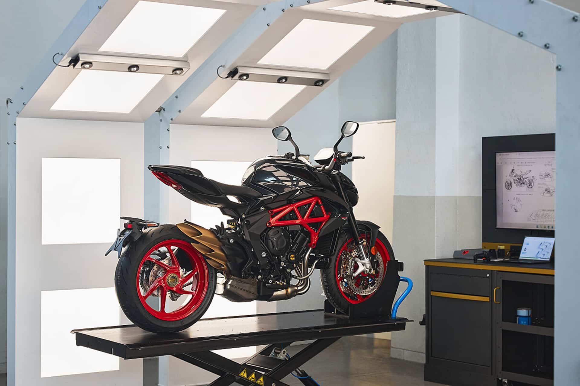 MV Agusta presenta la nueva decoración Nero Carbonio con la que viste a su Brutale 800